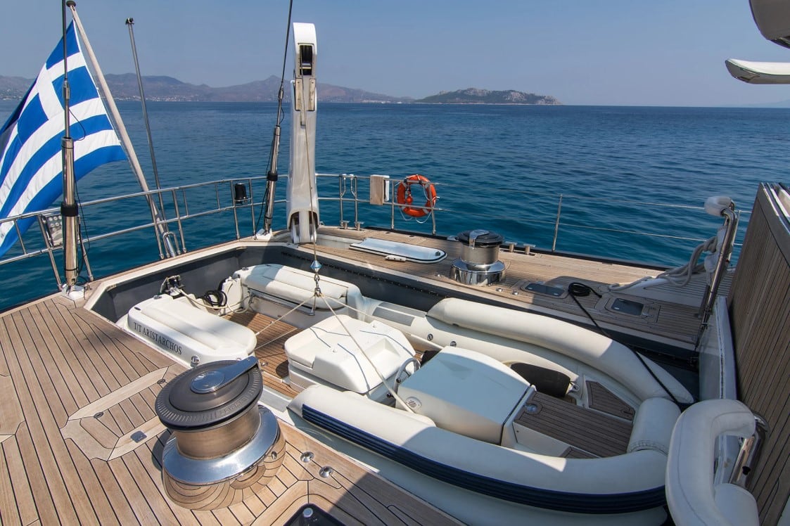Debajo de la cubierta de popa ARISTARCHOS tiene un Zodiac Tender Yamaha 15 HP engine