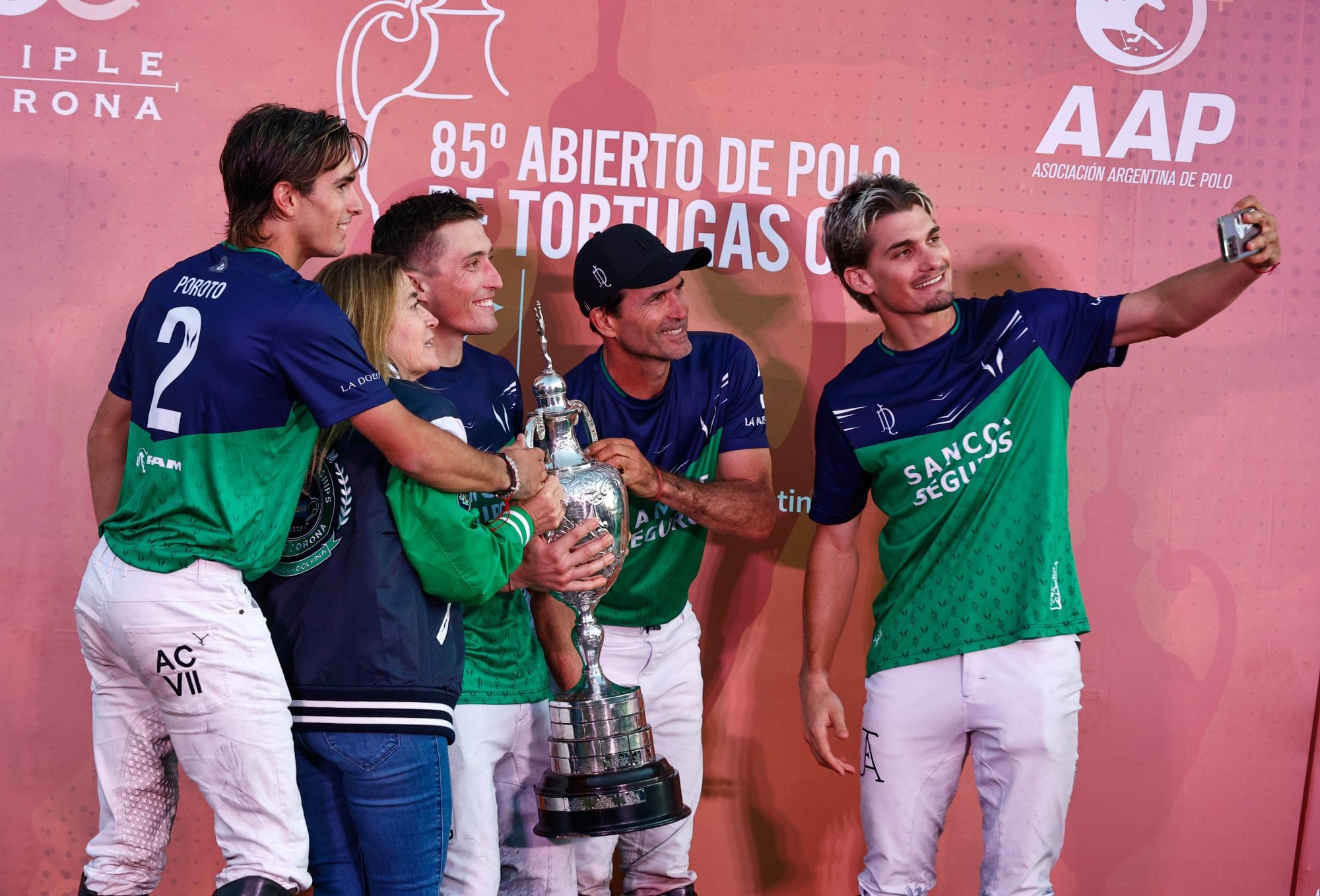 Una forma de festejo ya típica de La Natividad, ahora con los Cambiaso: autofoto de los cuatro jugadores y Camila Camibaso con la copa, en este caso, la del Abierto de Tortugas.