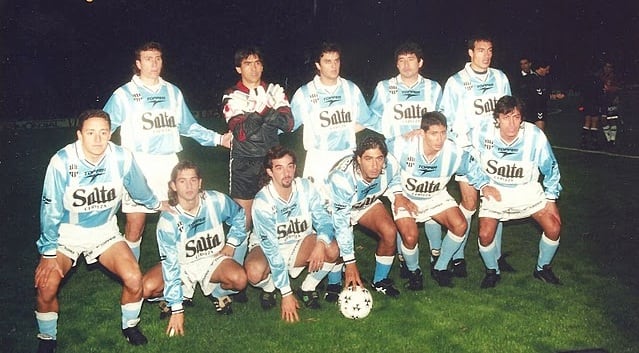 Jorge Cervera, parado, el último hacia la derecha, con la camiseta de Gimnasia y Tiro de Salta
