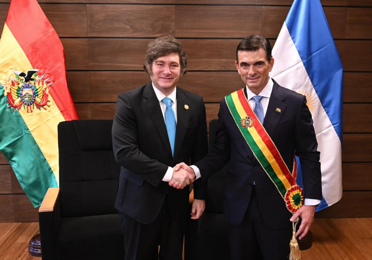 El presidente Javier Milei junto al mandatario de Bolivia, Rodrigo Paz, en el día de su asunción