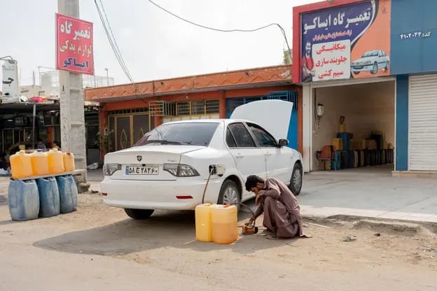 Irán no enfrenta un desabastecimiento generalizado de gasolina, pero sí ajustes en los subsidios y precios del combustible que, en un contexto de alta inflación, alimentan el malestar social