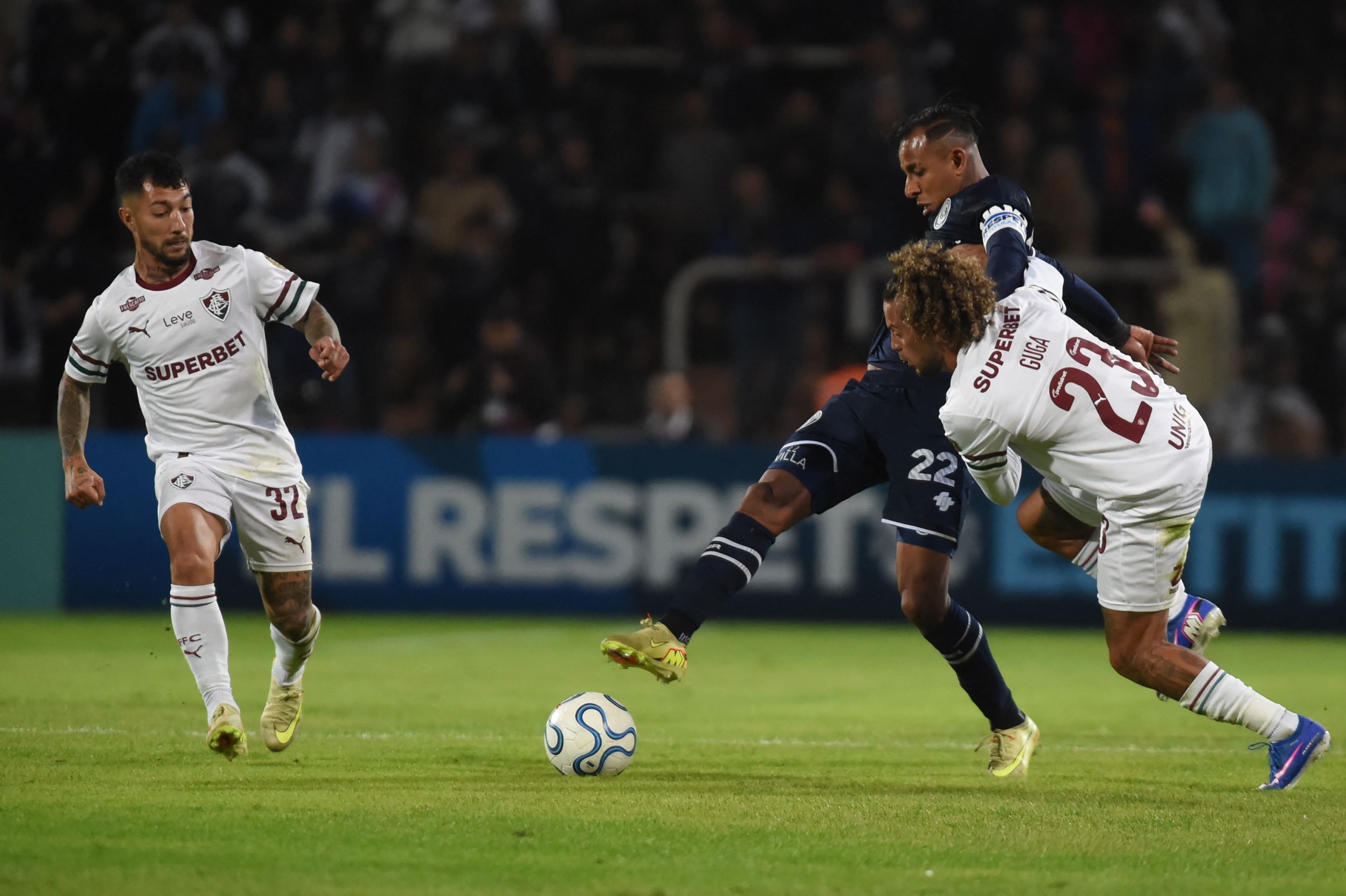 Sebastián Villa maniobra ante la marca de Guga; el colombiano, eje de la ofensiva de Independiente Rivadavia, el primer equipo que se clasificó para los 8avos de final de la Copa Libertadores