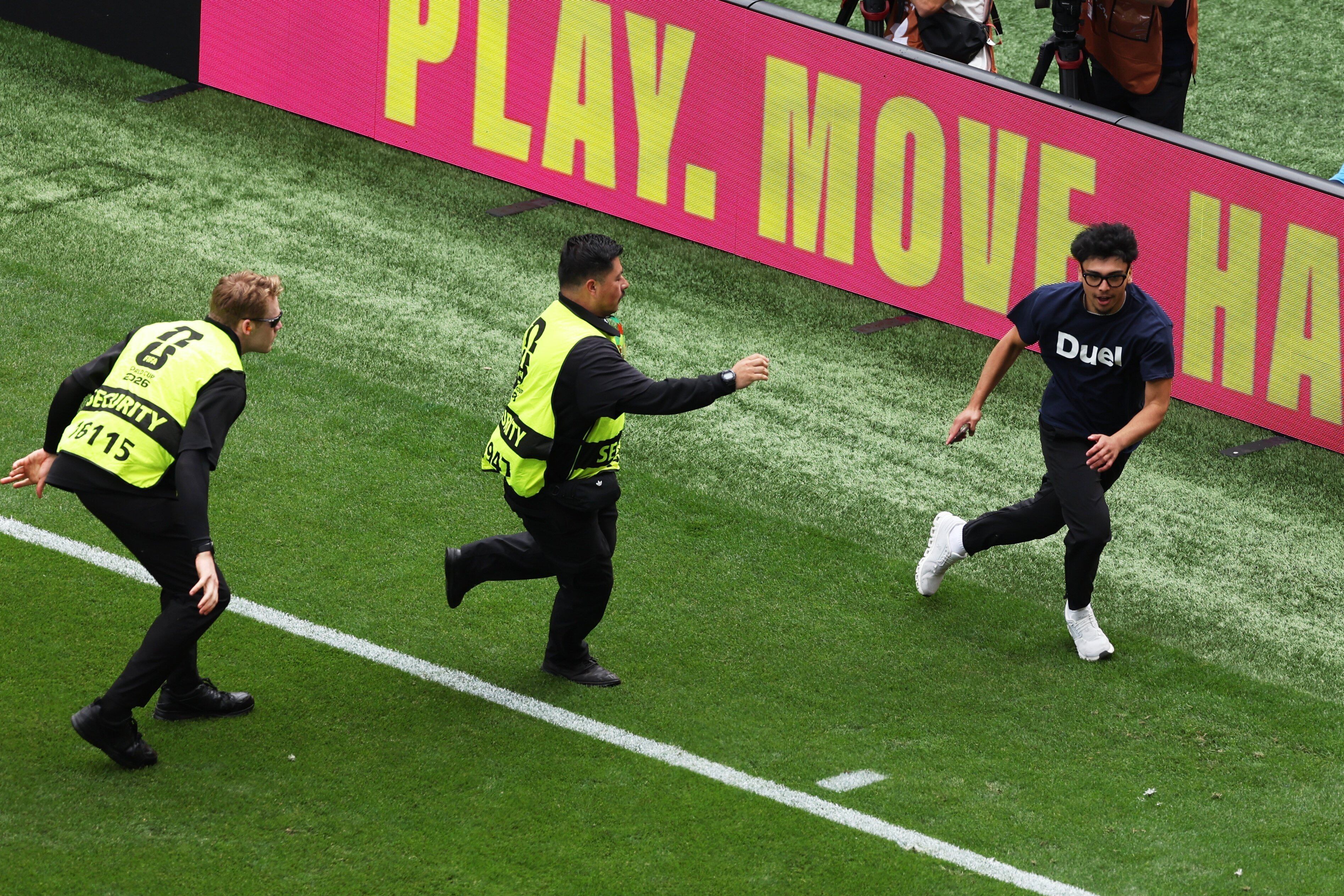 Bélgica vs. Senegal, en vivo por el Mundial 2026: minuto a minuto del partido 6 A pitch invader runs across the field during the World Cup round of 32 soccer match between Belgium and Senegal in Seattle, Wednesday, July 1, 2026. (AP Photo/Maddy Grassy)