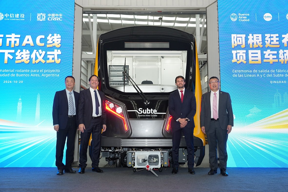 El presidente de Subterráneos de Buenos Aires, Javier Ibáñez (segundo desde la izquierda), y el ministro Gustavo Arengo (tercero desde la izquierda), con representantes de la empresa CRRC