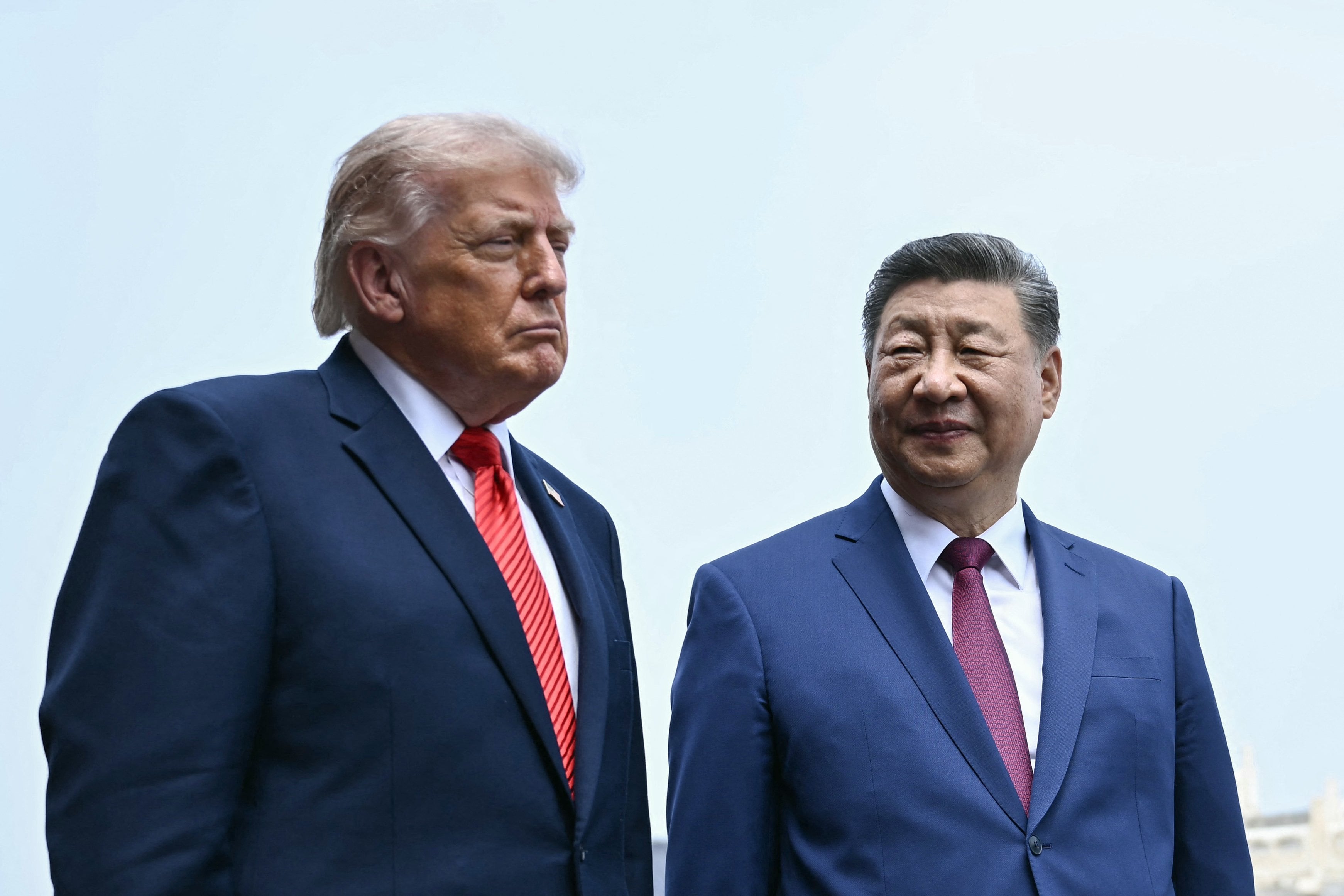 Xi Jinping y Donald Trump (Photo by Brendan SMIALOWSKI / POOL / AFP)