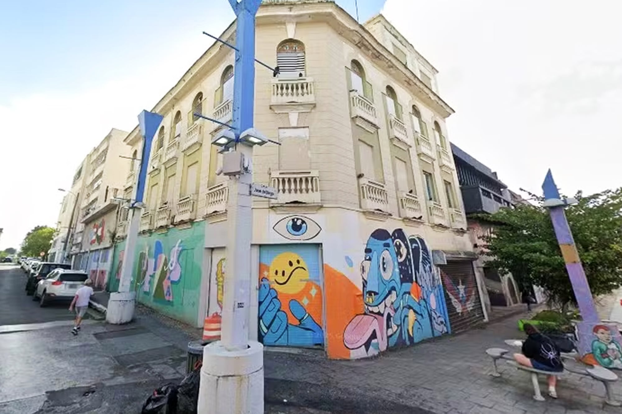 Antes de la renovación, el edificio ubicado en la calle José Diego en Río Piedras mostraba signos de desgaste y tenía grafitis en su fachada