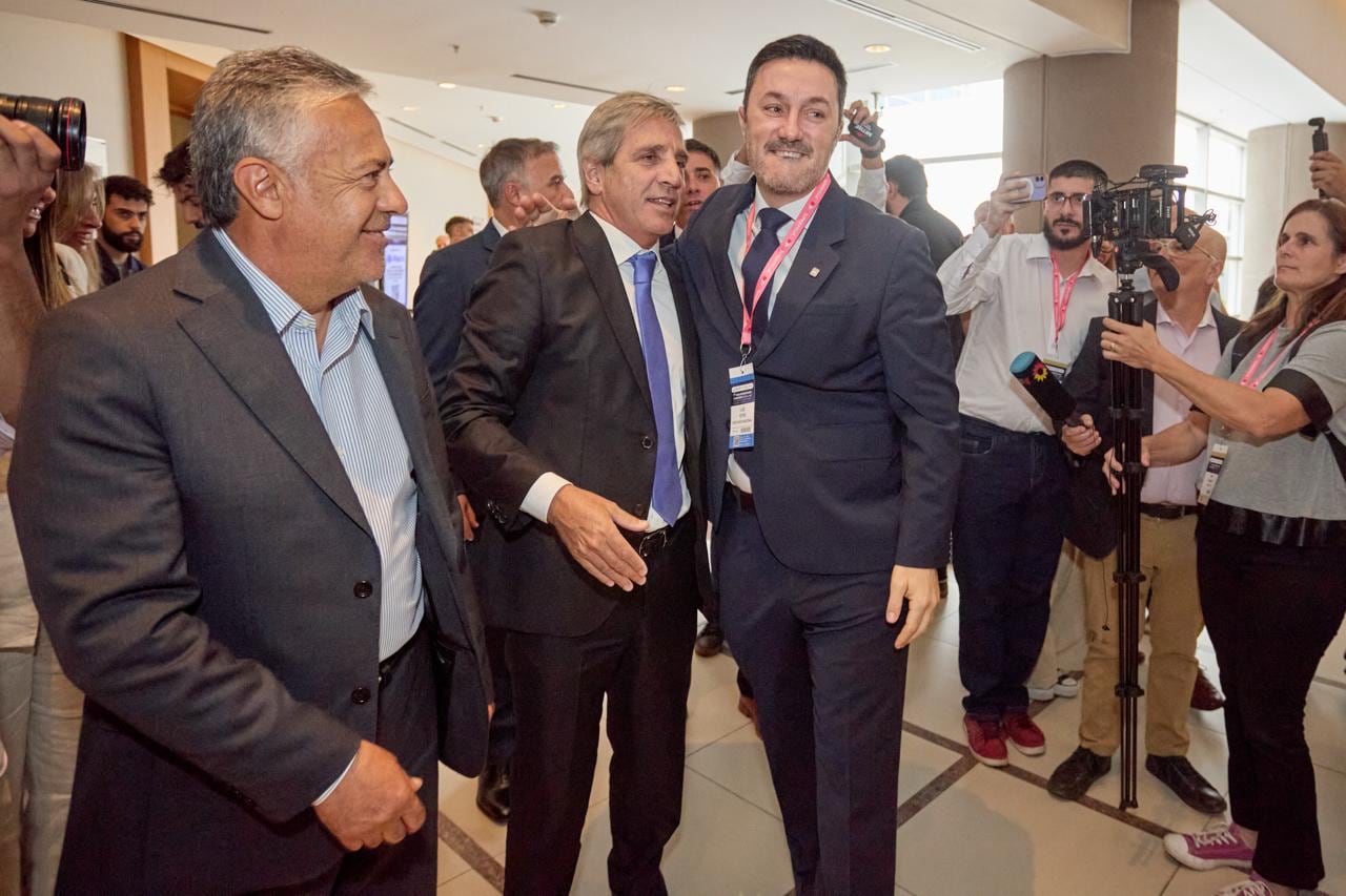 Caputo, con Alfredo Cornejo y Luis Petri, en Mendoza, donde pidió que la gente