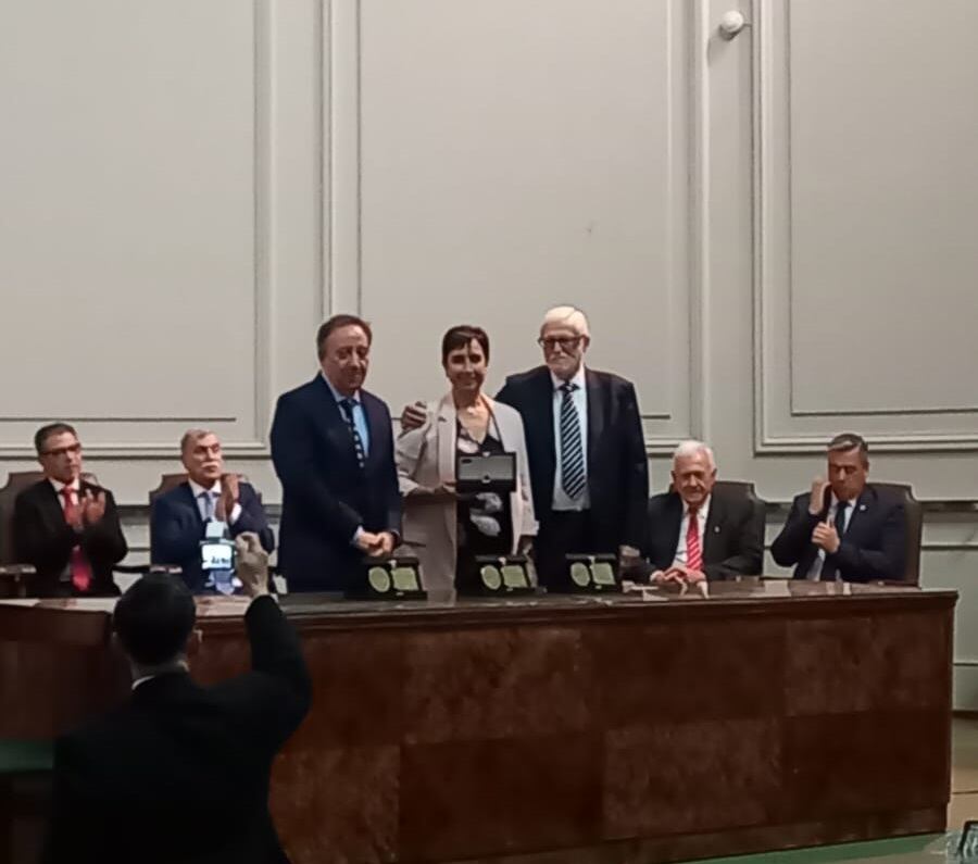 Silvia González Ayala recibió el galardón de manos del presidente de la Academia Nacional de Medicina, Jorge Neira (derecha), y el director de la revista La Prensa Médica Argentina, Ariel López