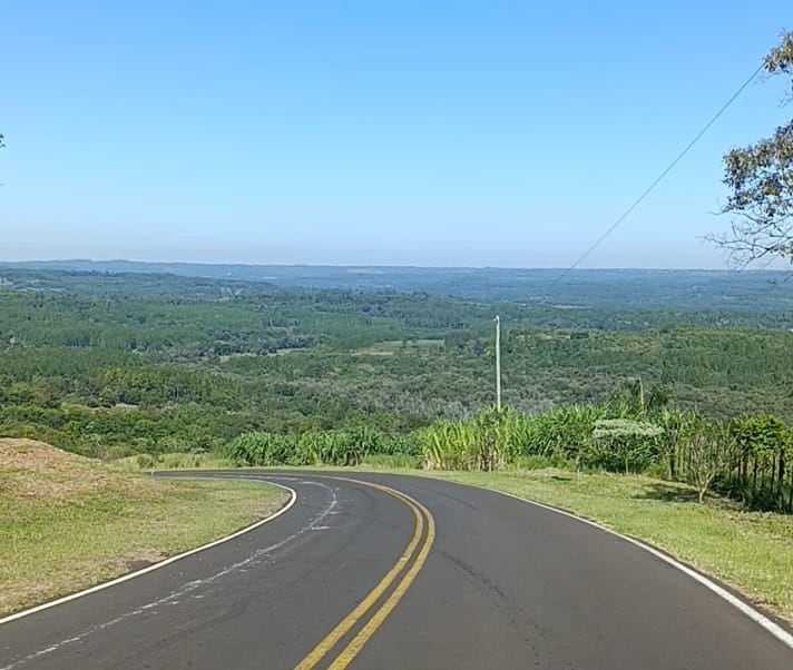 El pueblo desconocido que prospera gracias a que está colgado de una sierra