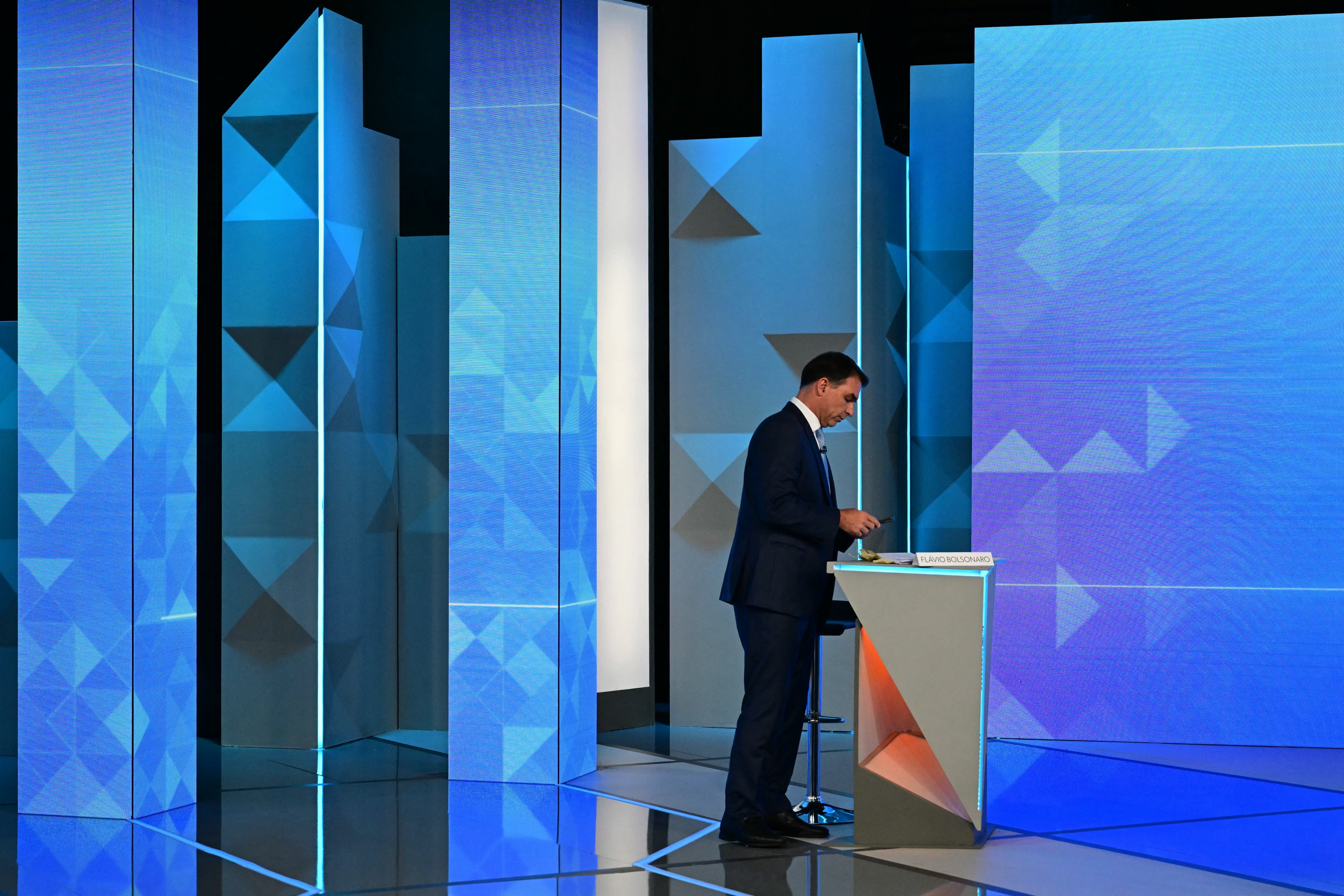 Bolsonaro se prepara para el debate