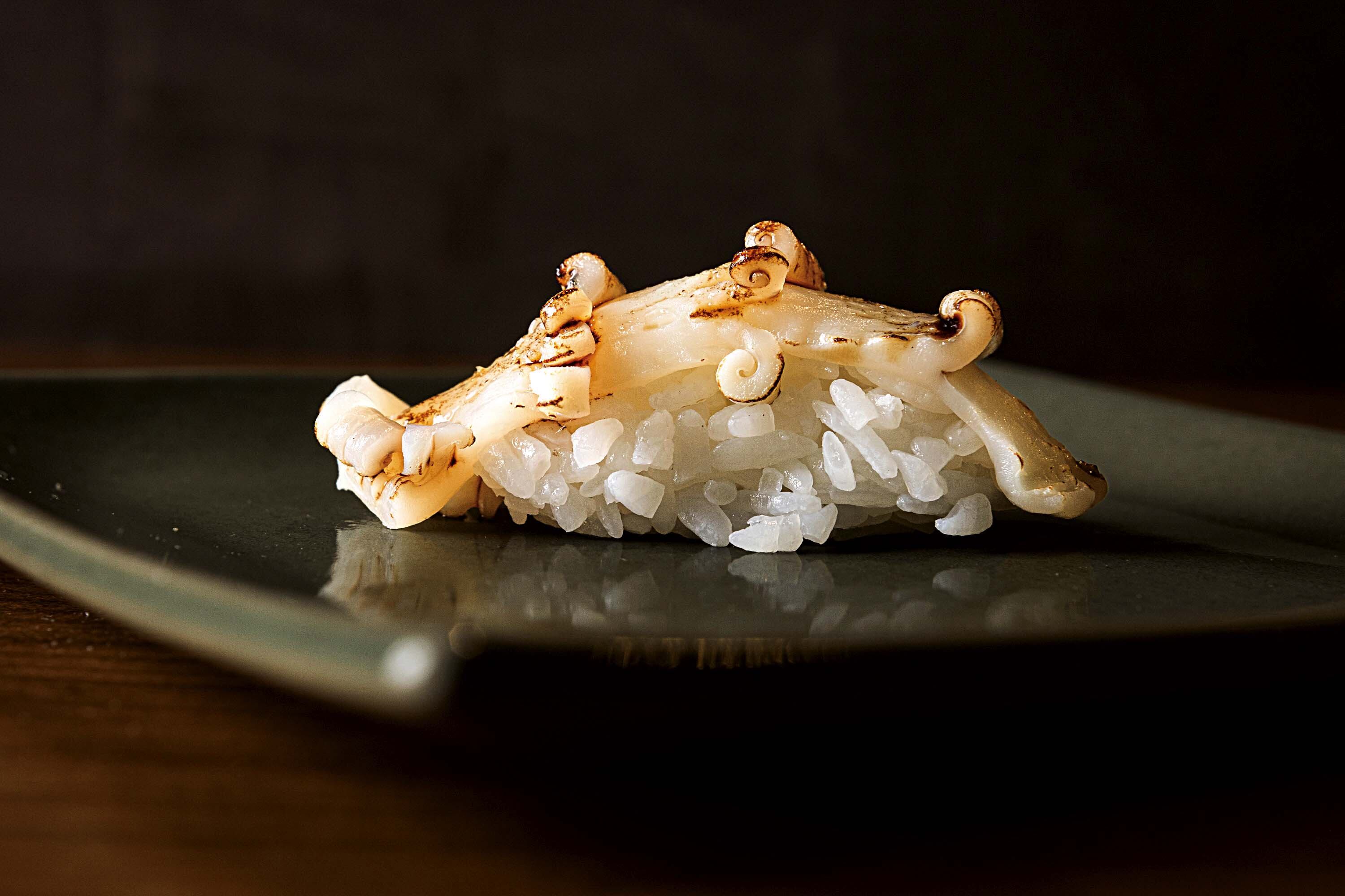 Pieza de sushi de calamar en Shimada.