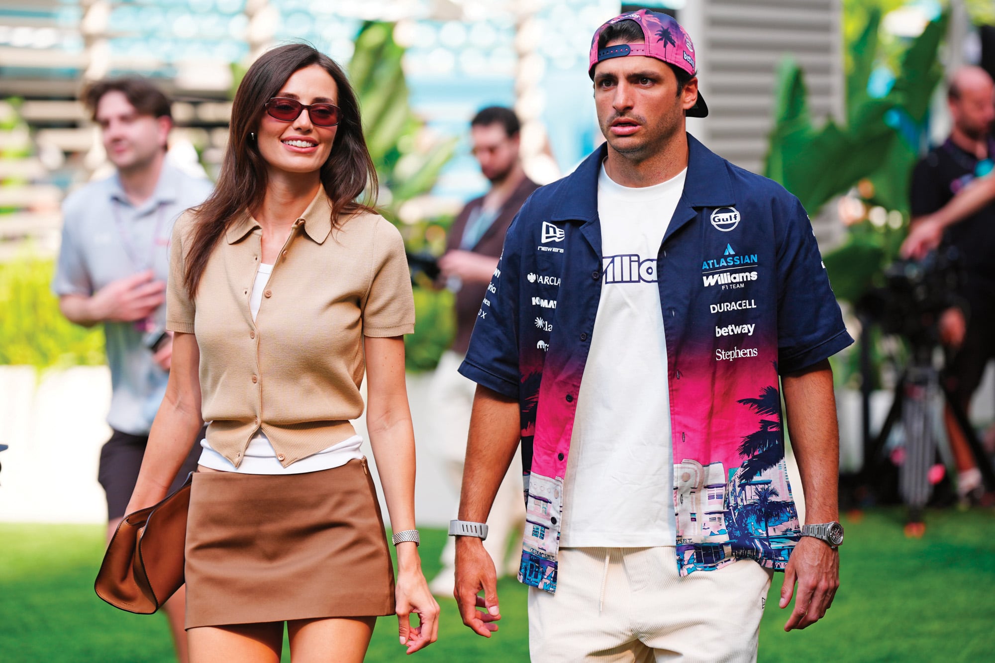 Carlos Sainz y su novia, la modelo escocesa Rebecca Donaldson, llegan al Autódromo Internacional de Miami
