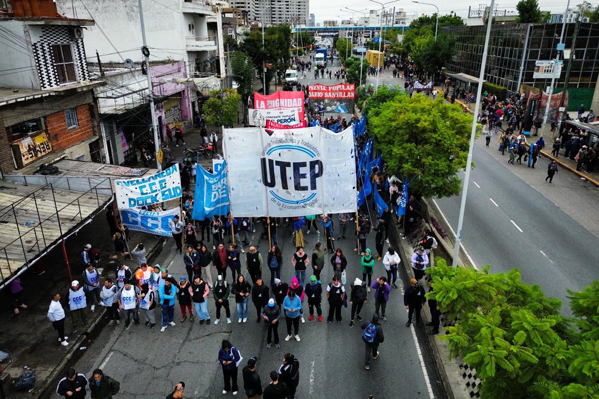 Organizaciones piqueteras cortan avenida Pavón a la altura de Avellaneda