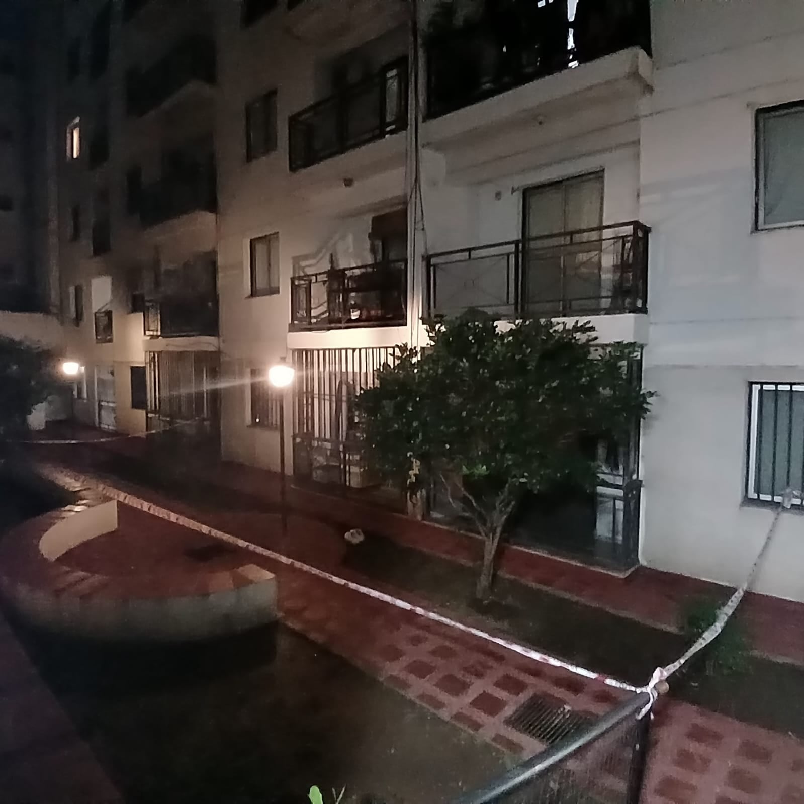 El patio interno del complejo de departamentos, donde cayó la mujer de 44 años tras ser arrojada desde un balcón