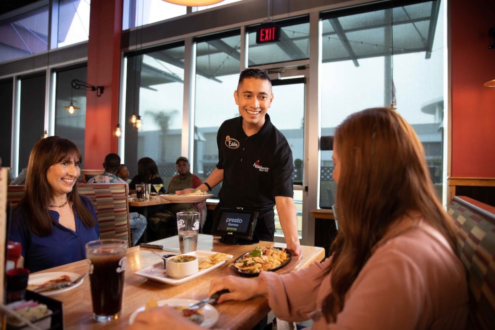 Applebee's ofreció trasladar a sus empleados a otros restaurantes ante cierres (Applebee's)