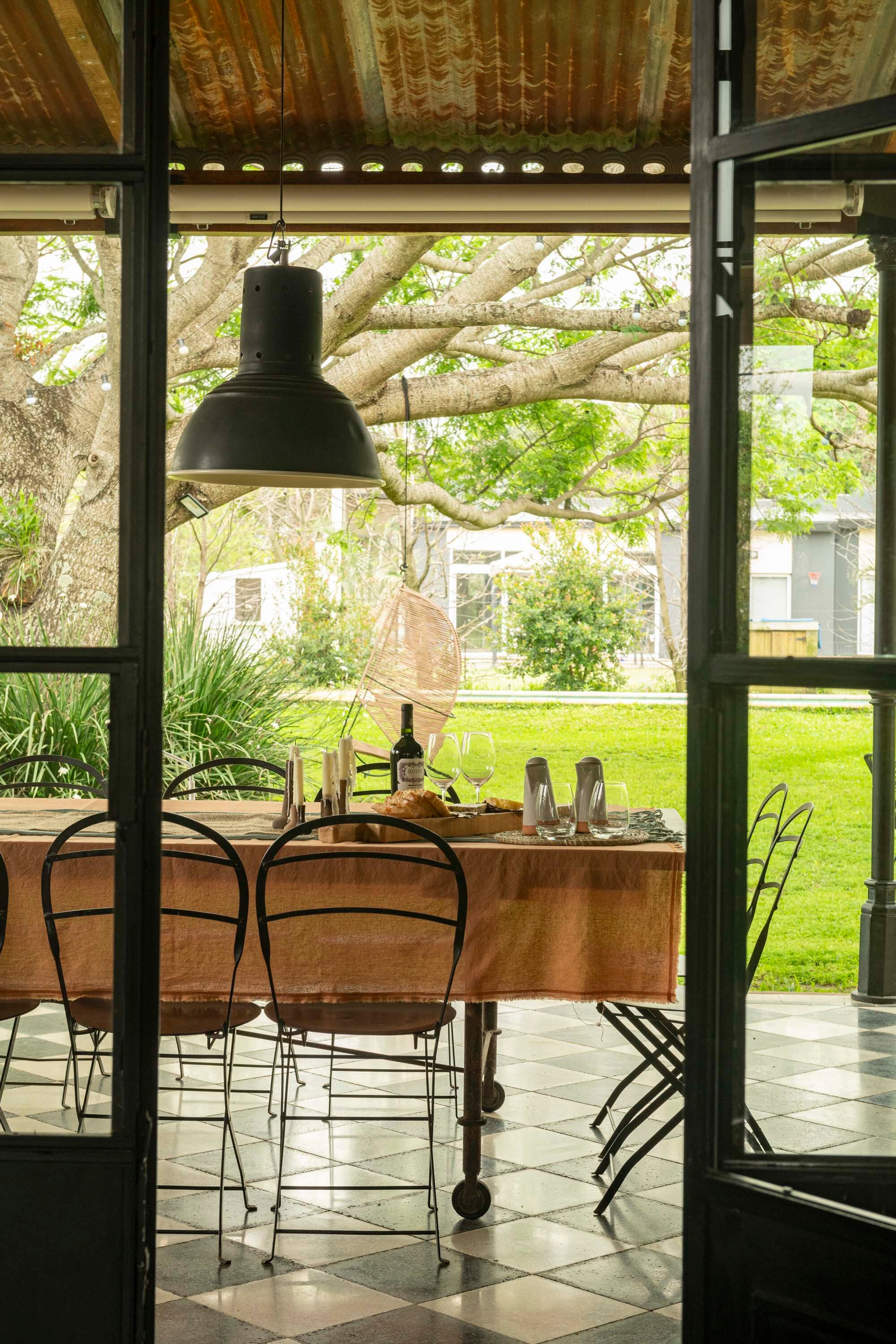 Vista desde la cocina. El detalle: las rueditas con freno de la mesa.