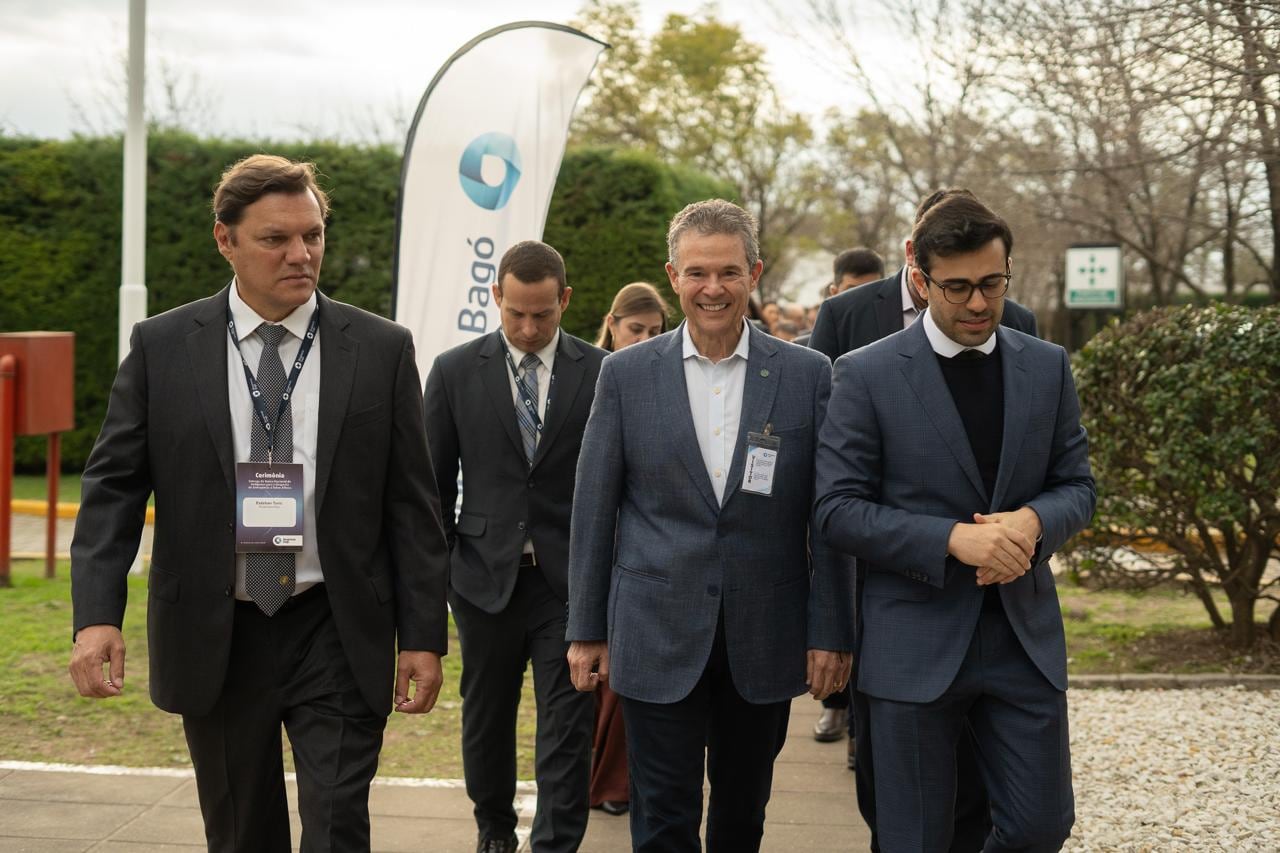 Esteban Turic, CEO de Biogénesis Bagó; el ministro de Agricultura, Ganadería y Abastecimiento de Brasil, André de Paula, y Eduardo Marafon, presidente de TECPAR