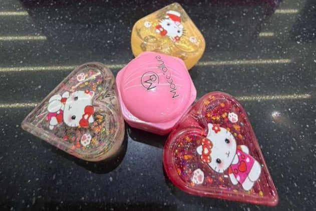 La disposición de Anmat prohibió, entre otros, un set de labiales en forma de corazón con imágenes de Hello Kitty