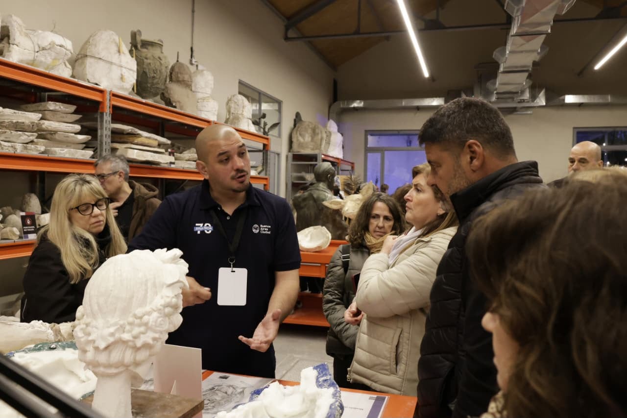 El personal del MOA explica su trabajo a los visitantes