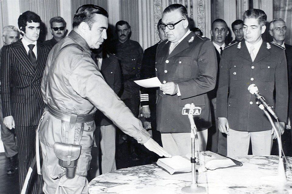 El general Antonio Domingo Bussi jura como gobernador de Tucumán, ante el ministro del Interior, general Albano Harguindeguy