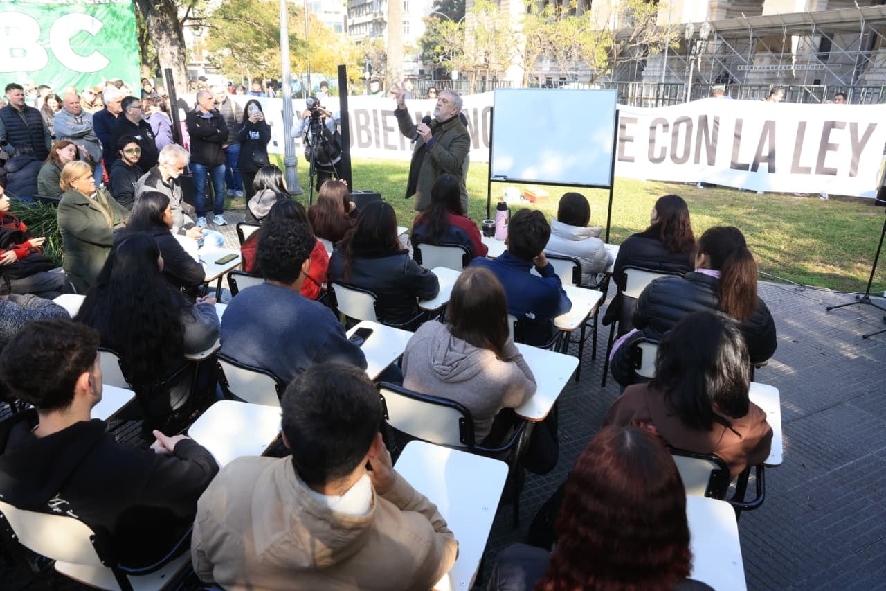 En mayo, por el mismo reclamo, la UBA dictó clases abiertas frente a Tribunales
