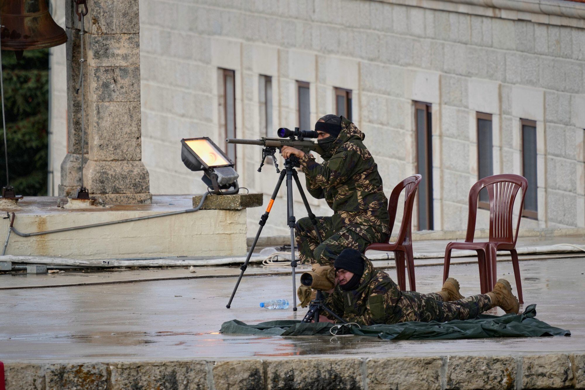 En medio de la guerra, el Líbano vivió un día de fiesta por el papa León, pero teme por el día después 12 Lebanese security personnel deploy on the roof of the Monastery of Saint Maroun ahead of Pope Leo XIV's arrival in Annaya, Lebanon, Monday, Dec. 1, 2025. (AP Photo/Hassan Ammar)