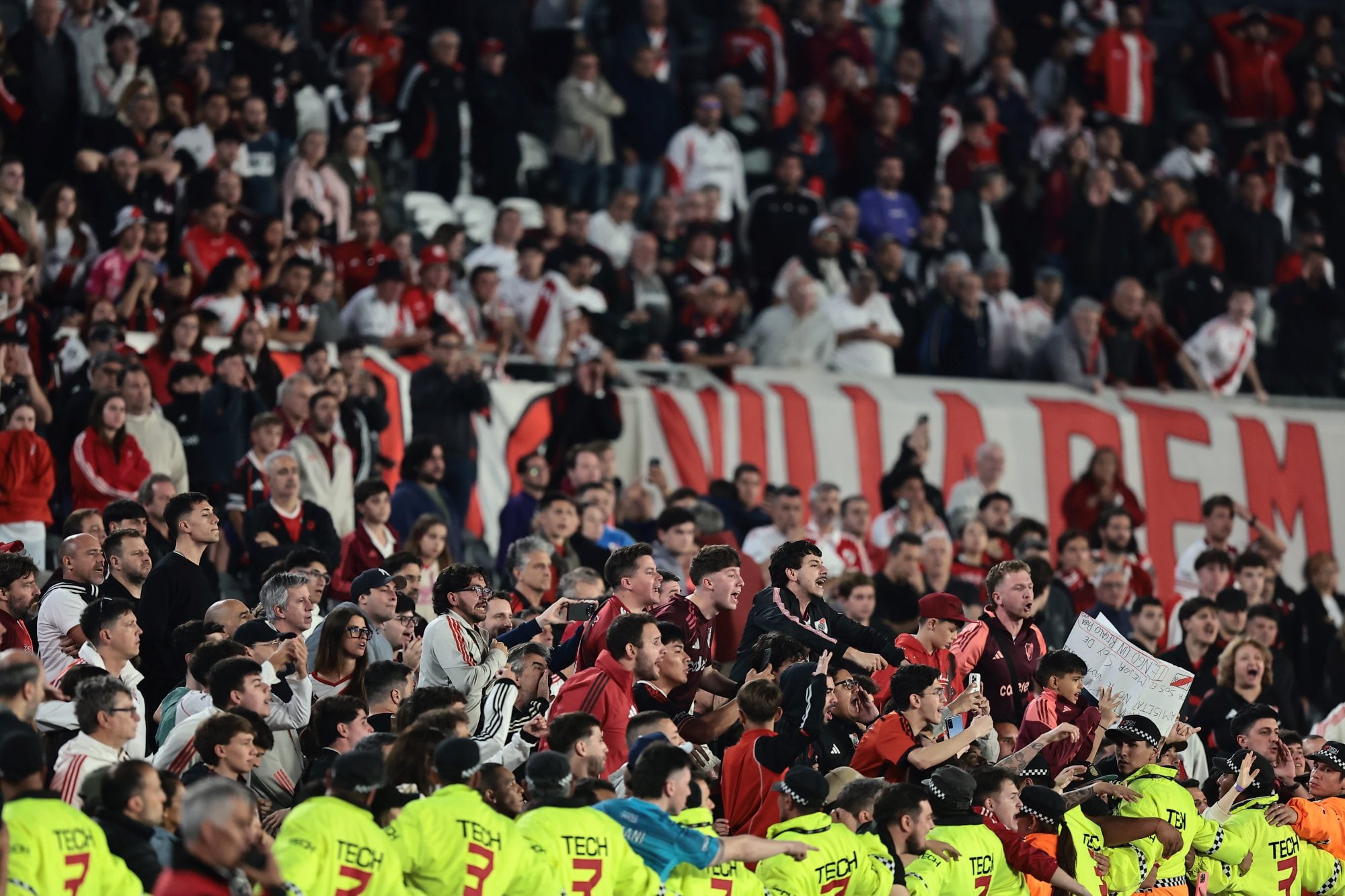 El descontento de los hinchas de River tras el final del partido