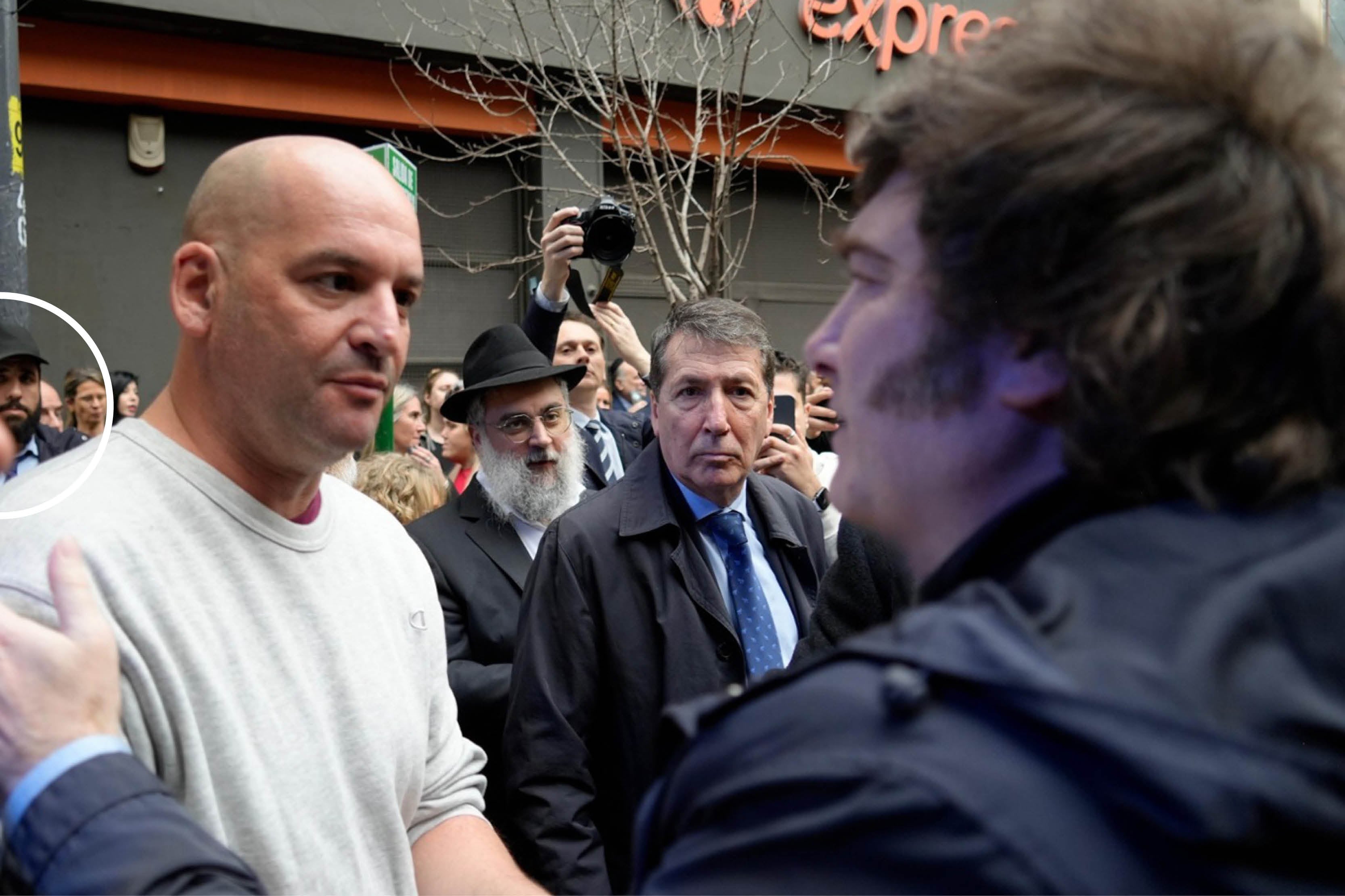 El presidente Javier Milei junto a Yair Horn, liberado tras permanecer como rehén de Hamas, durante el acto por el 32° aniversario del atentado contra la AMIA; en el fondo, de gorra, Mario Suli