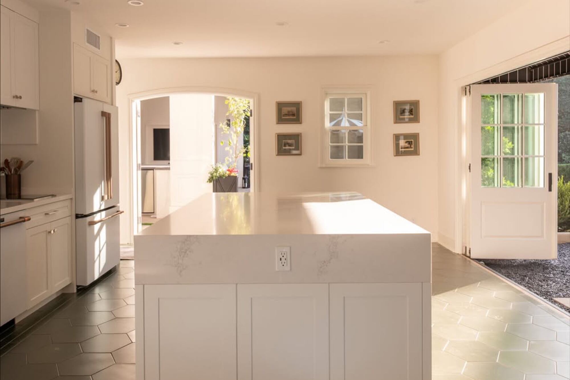 El comedor formal se conecta con una despensa y una cocina con zona de comedor diario