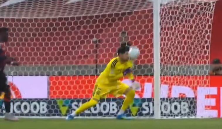 El insólito error de Agustín Rossi que le dio la ventaja parcial a Athletico Paranaense