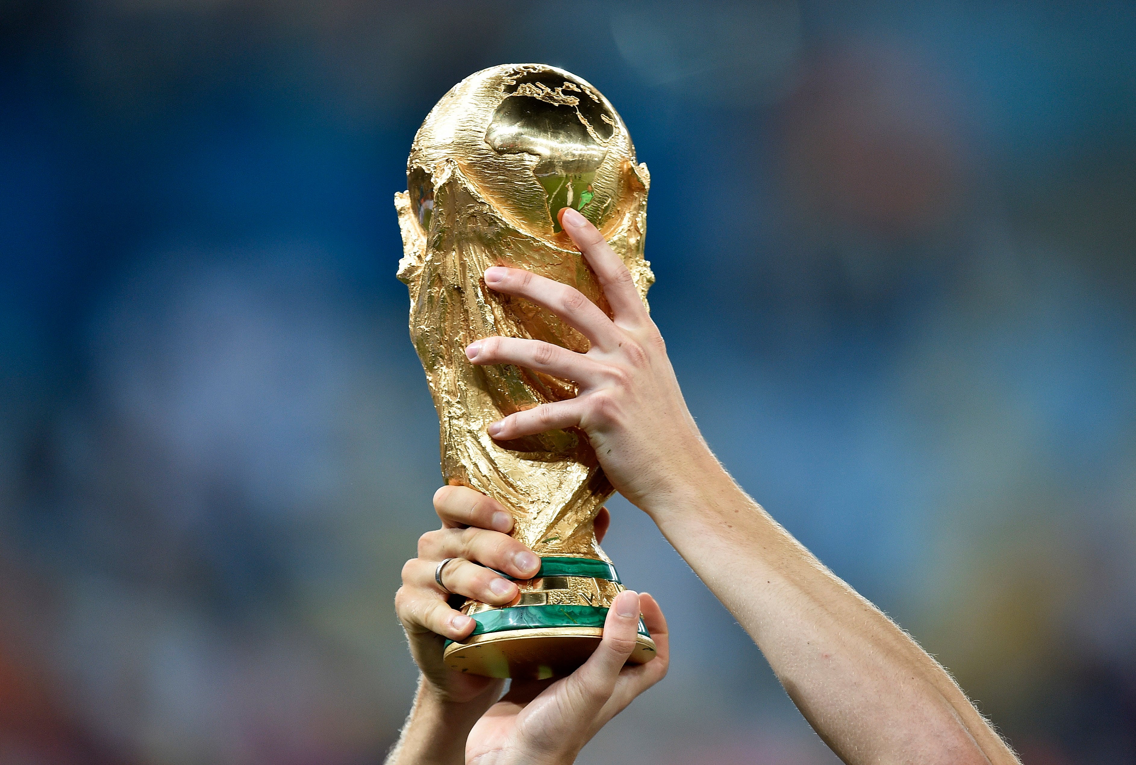La Copa del Mundo: cuánto tiempo se la queda el campeón y cómo es la réplica que entrega la FIFA