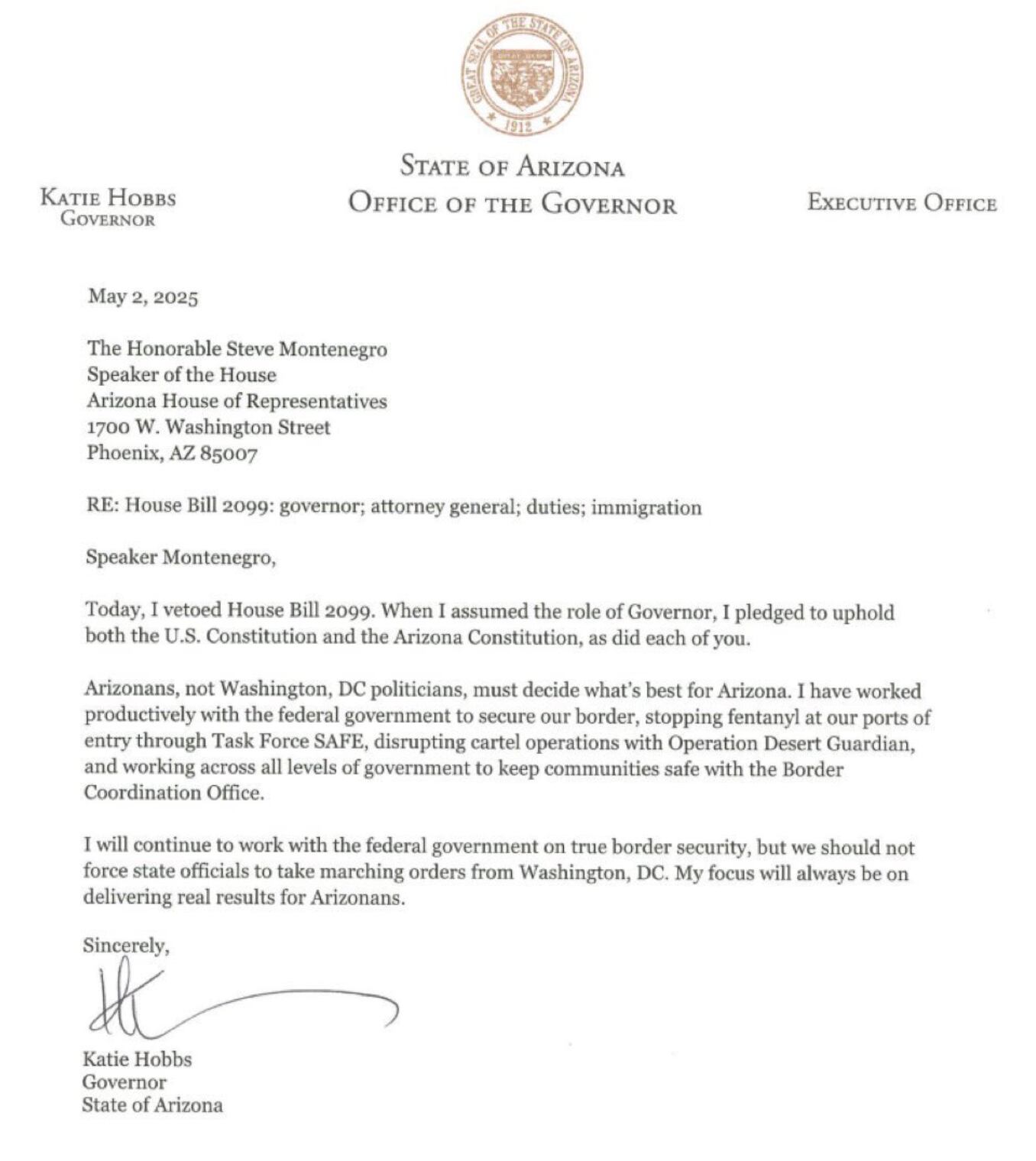 La gobernadora de Arizona firmó el veto para evitar que el estado deba colaborar con ICE