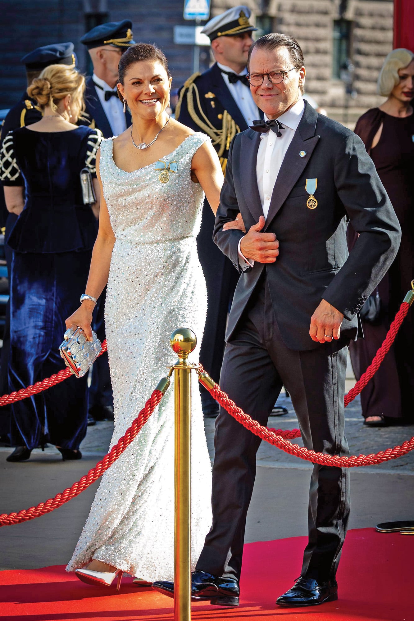 La princesa
heredera Victoria,
del brazo de
su marido, el
príncipe Daniel.
La futura reina
llevó un vestido
salpicado de
brillos de Christer
Lindarw, al que le
sumó pendientes
de Engelbert
y clutch Gucci
