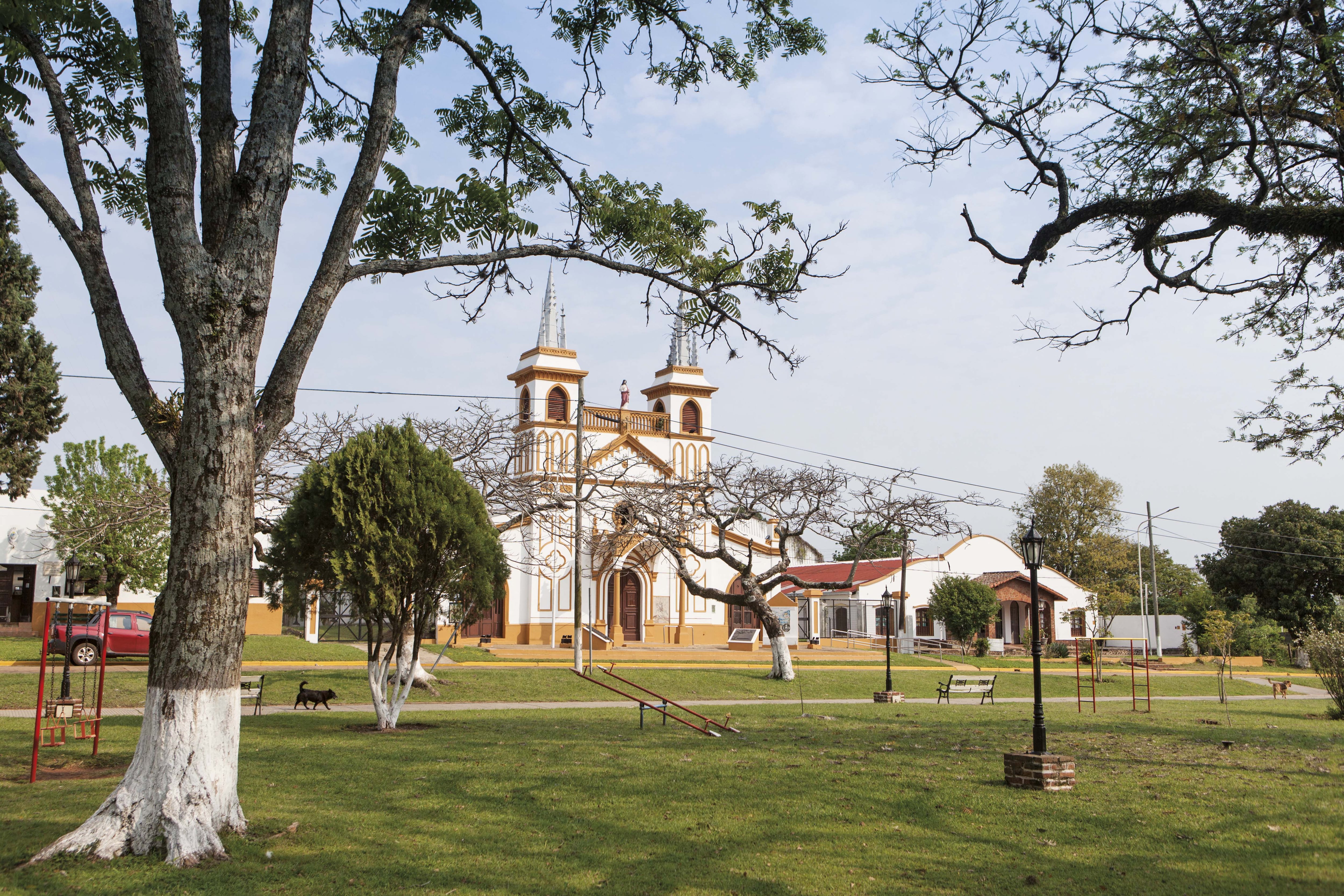 La Iglesia de San MartÃn de Tours en Yapeyú, Corrientes, es un sitio histórico clave, situado donde se encontraba la reducción jesuÃtica de 1627