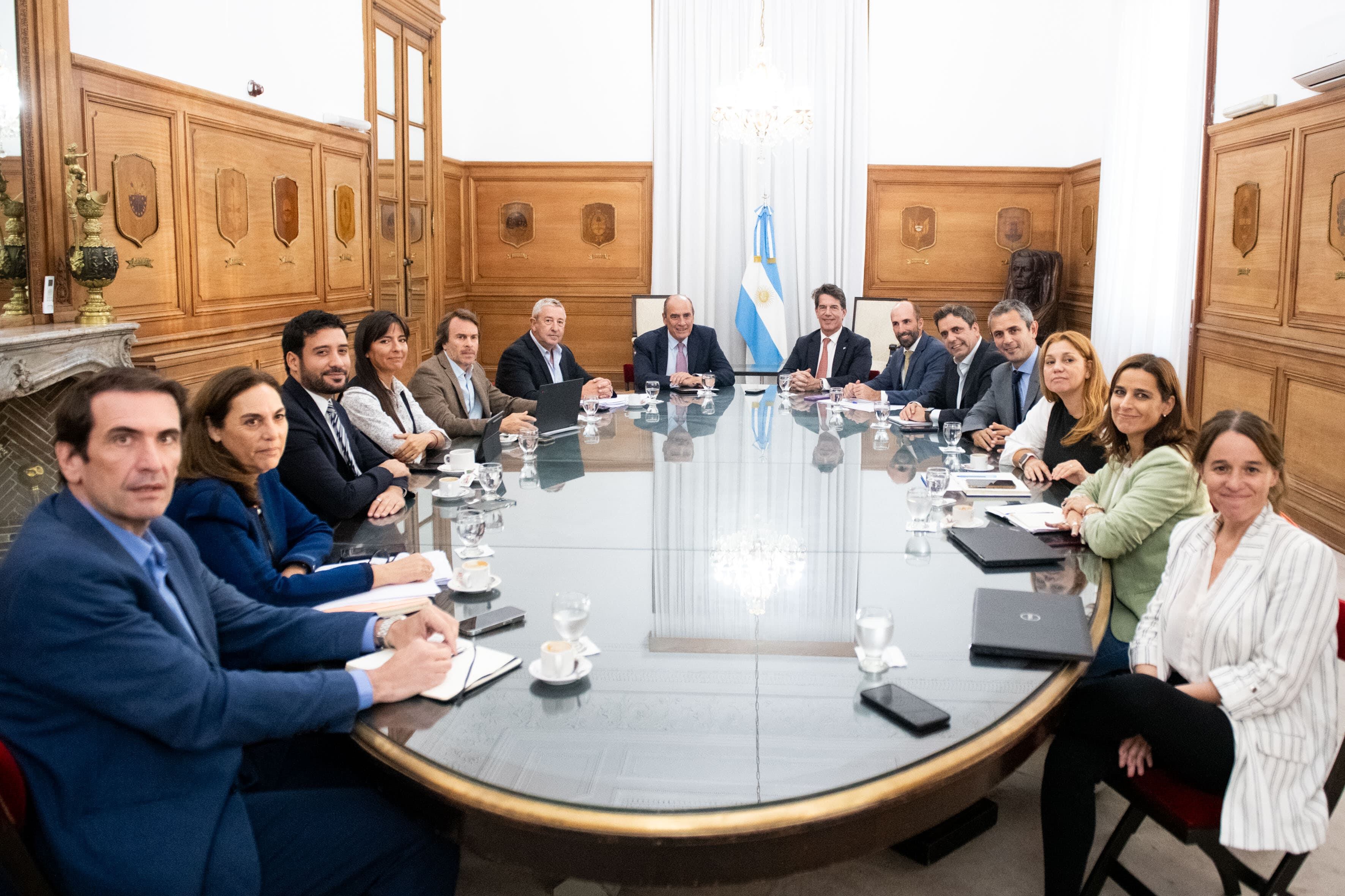 Francos y Posse, junto a los diputados de la UCR