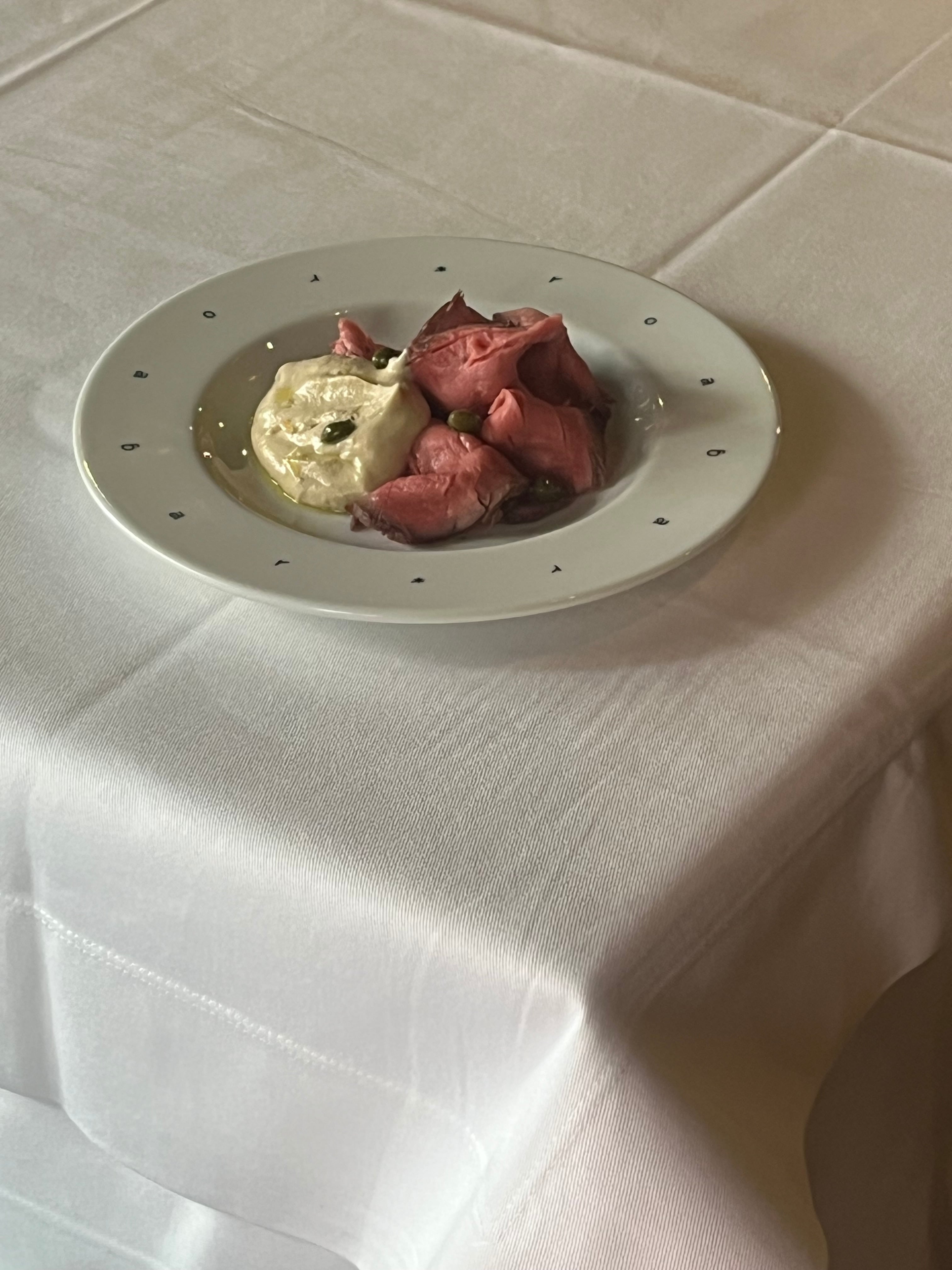 El vitel toné de Roa Bar es una receta auténtica de Piamonte cortado en finas láminas, con una salsa bastante espesa