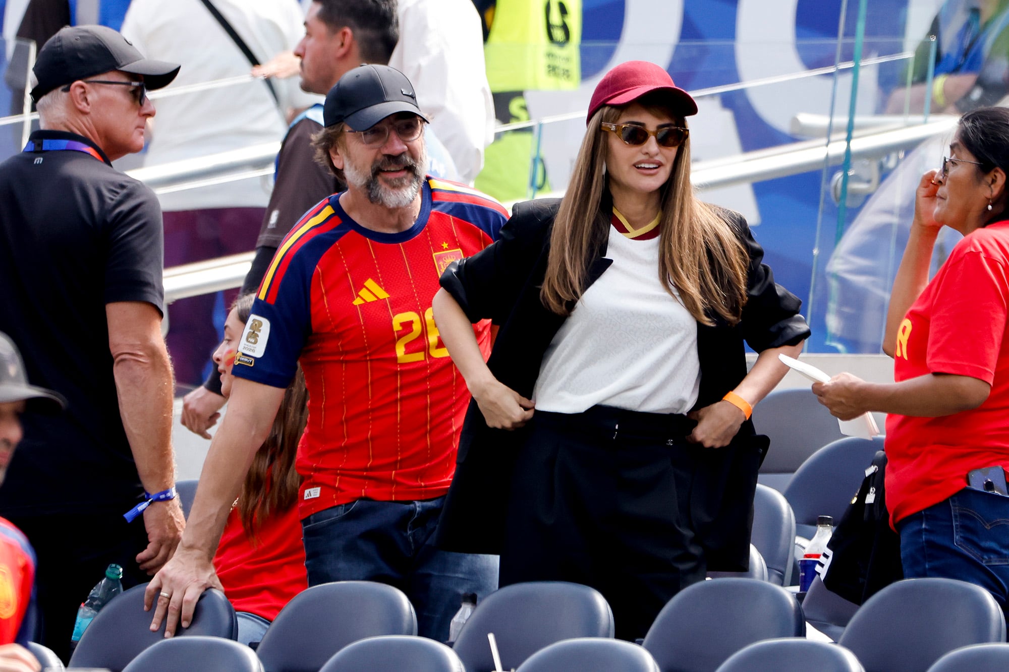 Javier Bardem y Penélope Cruz asisten al partido de cuartos de final del Mundial 2026 entre España y Bélgica en Inglewood, cerca de Los Ángeles, California