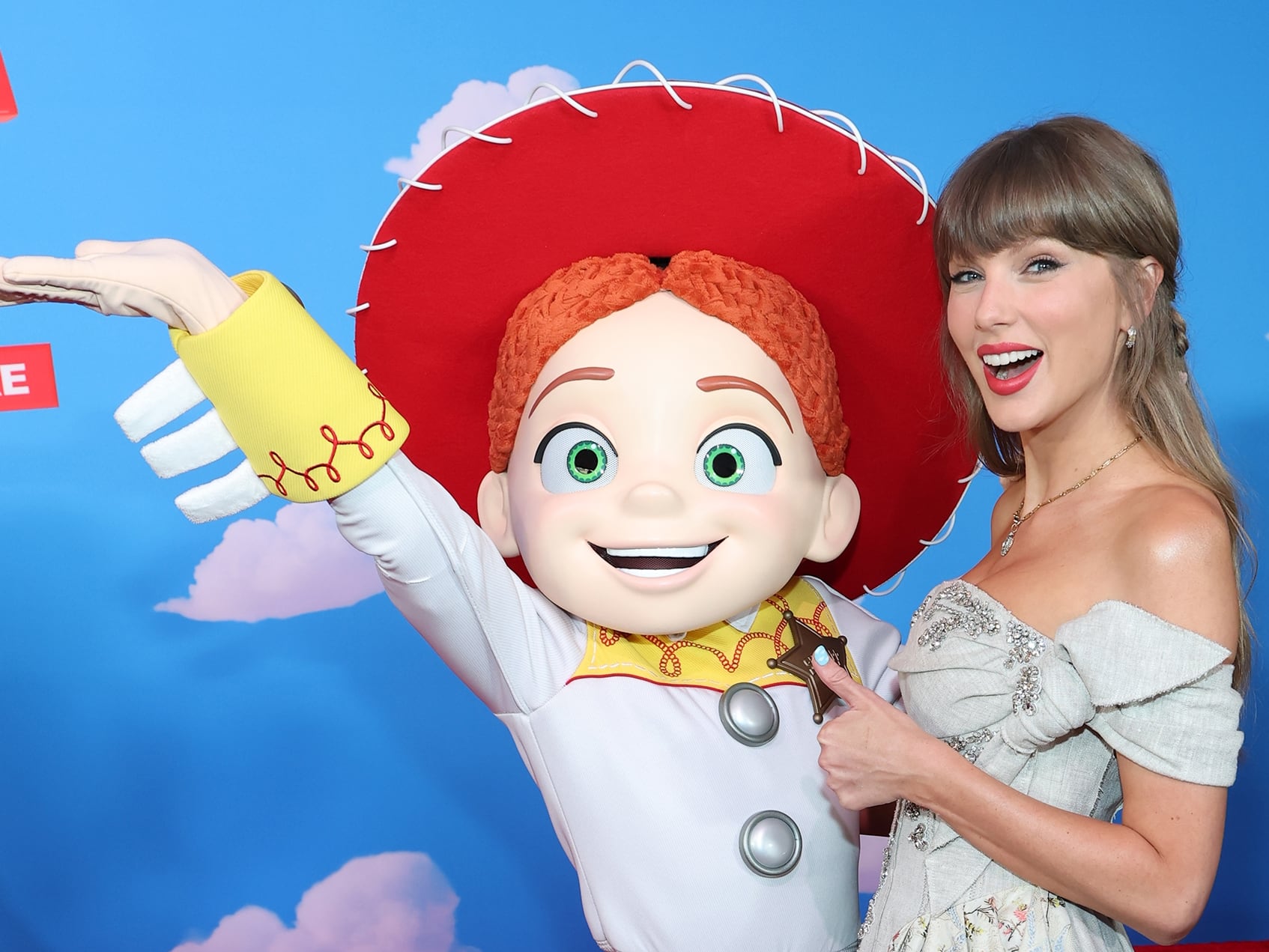 Taylor Swift sorprendió a todos con una interpretación en vivo de la canción que escribió para Toy Story 5