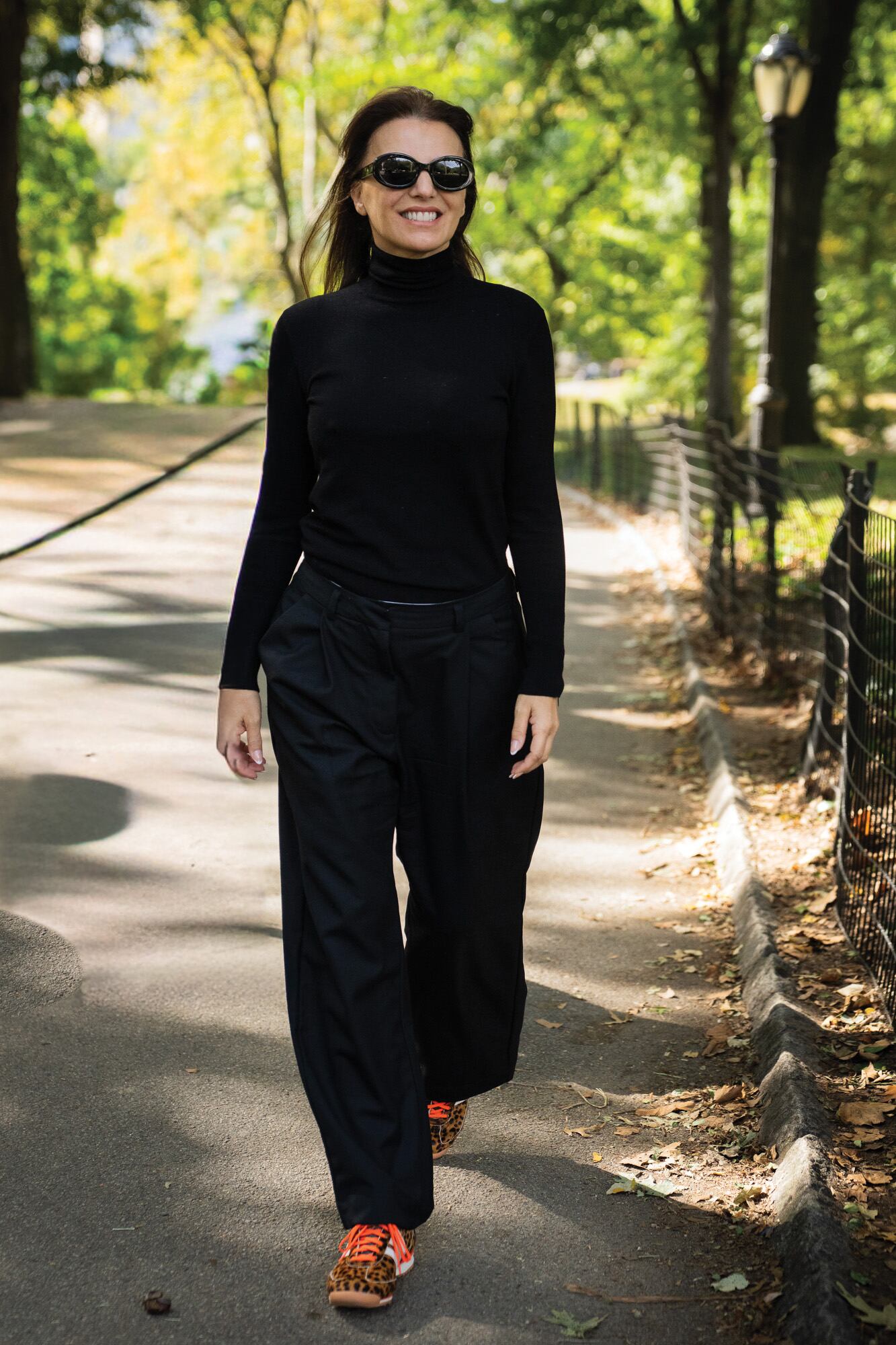 Total black, anteojos oscuros y Adidas con estampa animal para pasear por Central Park