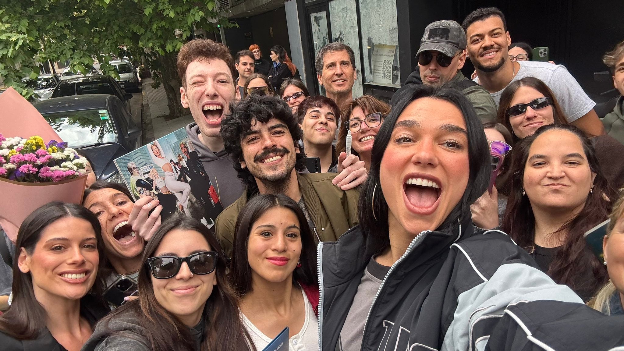 Dua Lipa se sacó fotos con sus fans en la puerta del restaurante Las Flores