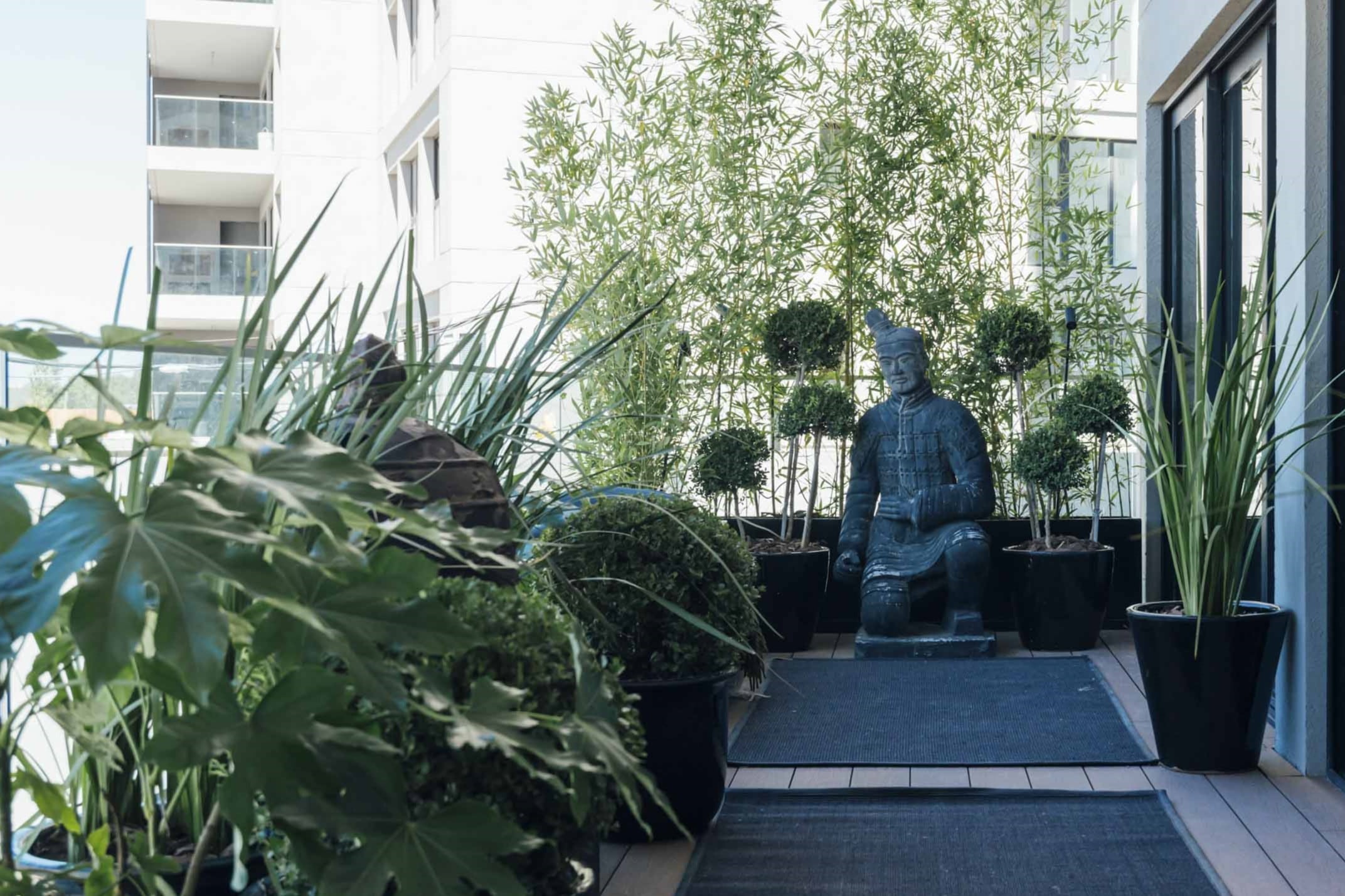Este espacio con gran trabajo en paisajismo de Campbell & Marshall, supo dar sentido a Los Soldados de terracota.