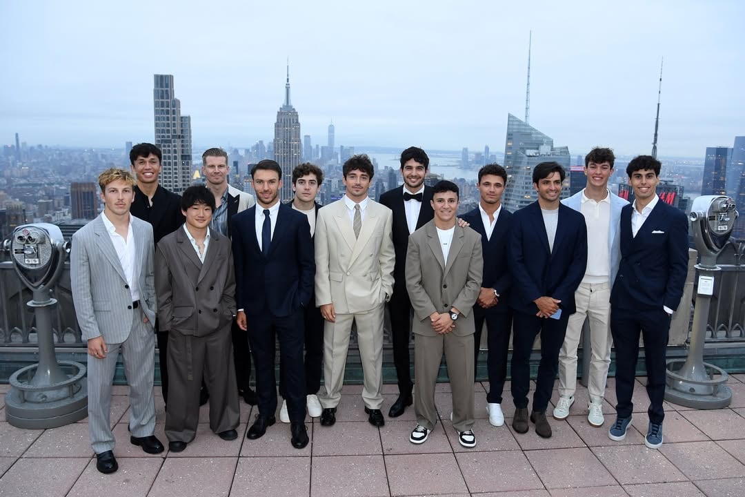 Los pilotos de la Fórmula 1 se reunieron para una de las fotos de la temporada con la ciudad de Nueva York de fondo (Foto: Instagram @f1)