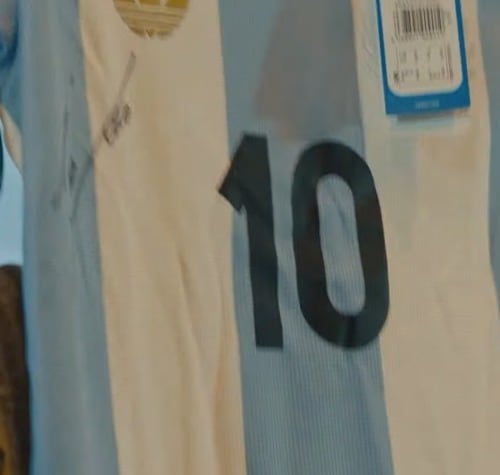 Lionel Messi: una camiseta firmada por el capitán argentino se vendió en $23 millones en la Rural 6 La camiseta firmada se subastó para un fin solidario
