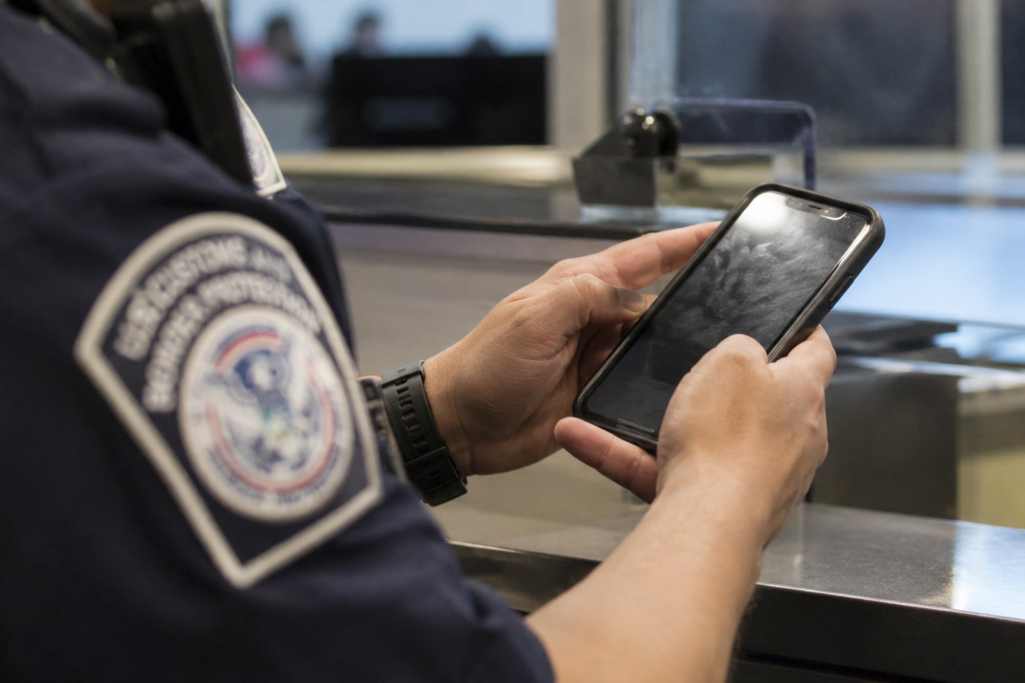 Los oficiales pueden pedir que se corte la conexión del aparato para evitar el acceso a información remota