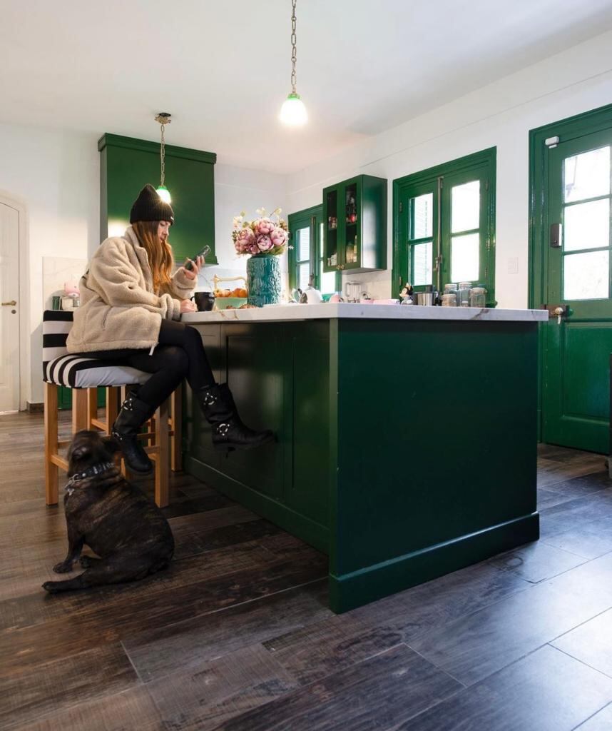 La China en la cocina de su casa, propiedad que puso a la venta por 690 mil dólares