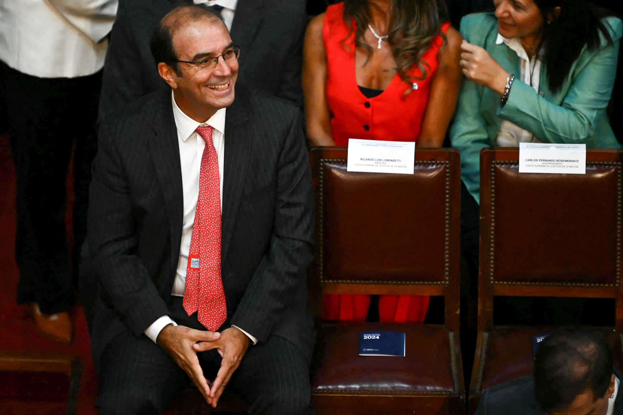 El nuevo ministro de la Corte Suprema de Justicia, Manuel José García-Mansilla, sonríe mientras espera la llegada del presidente de Argentina, Javier Milei, a la inauguración del 143º período ordinario de sesiones del Congreso en la Nación.Congress in Buenos Aires on March 1, 2025. (Photo by Luis ROBAYO / AFP)
