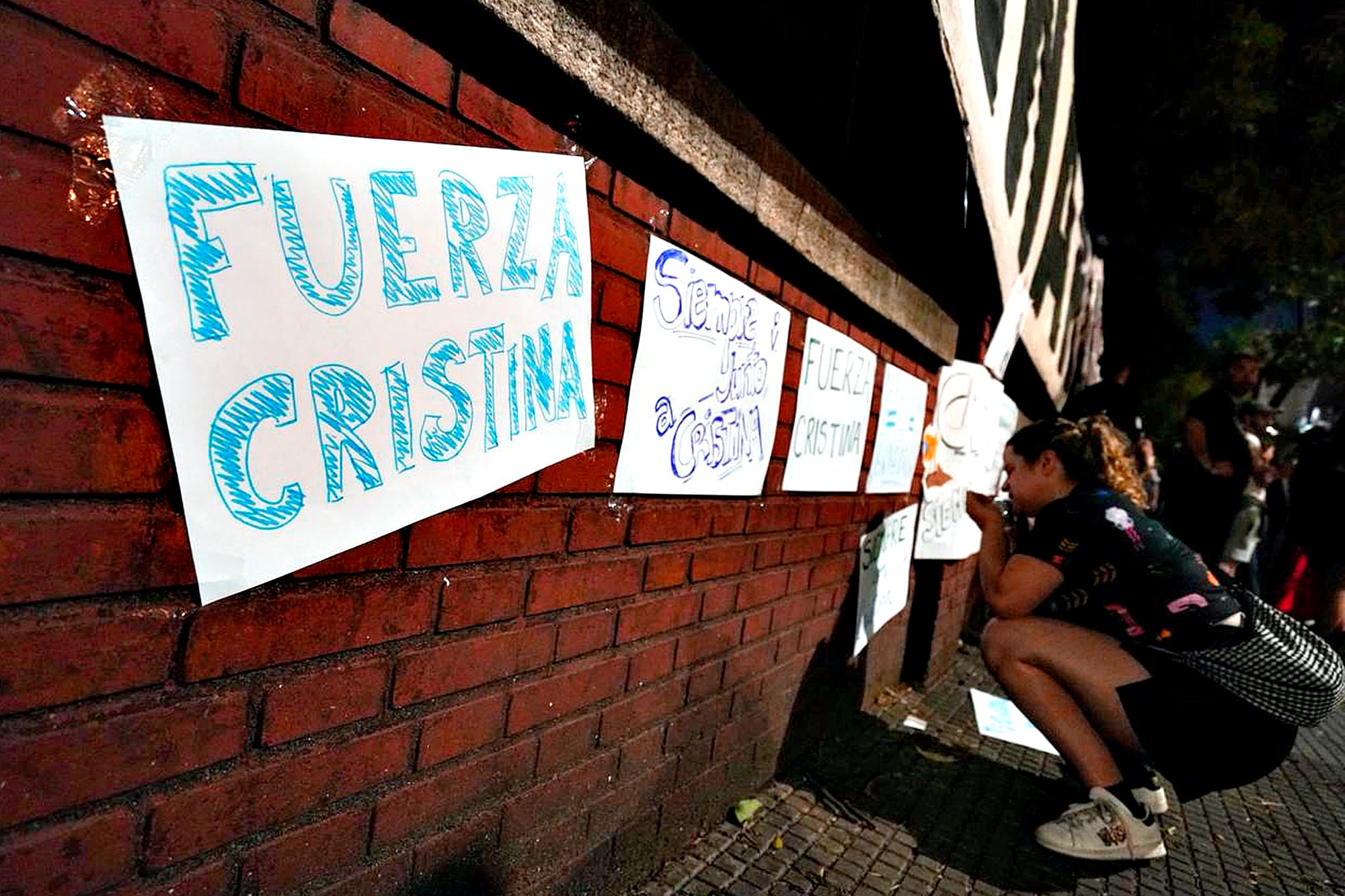 Carteles de respaldo a la expresidenta en el Sanatorio Otamendi