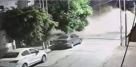 Video: se derrumbó un galpón en Sarandí y aplastó un auto de colección