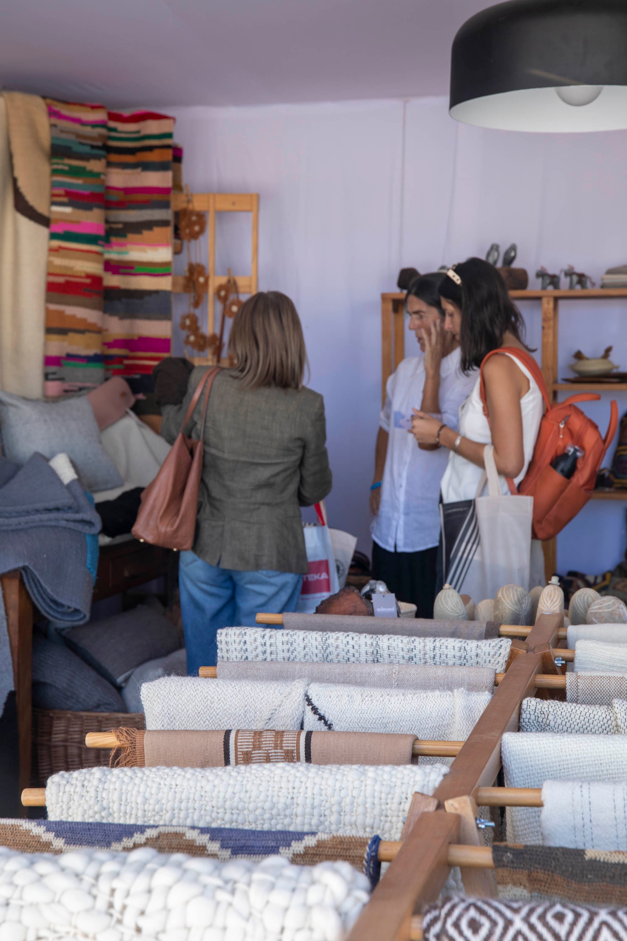 Animaná ofrece textiles en lana merino, vicuña y llama. Para el hogar, vas a encontrar lámparas, fundas, paneras y alfombras en fibras naturales.