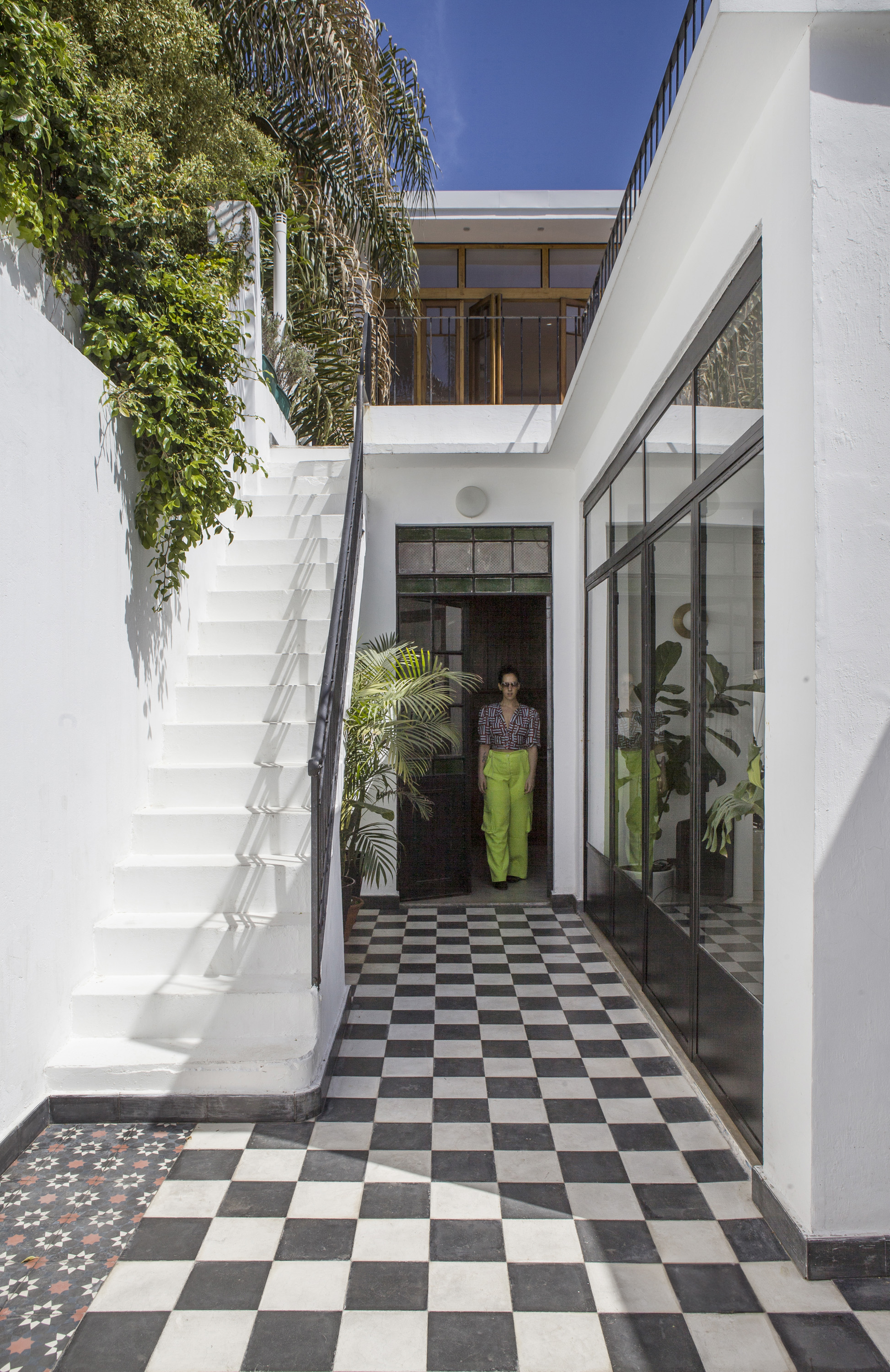 Recuperada en la obra, la puerta de vidrio repartido brinda una salida al patio desde la cocina